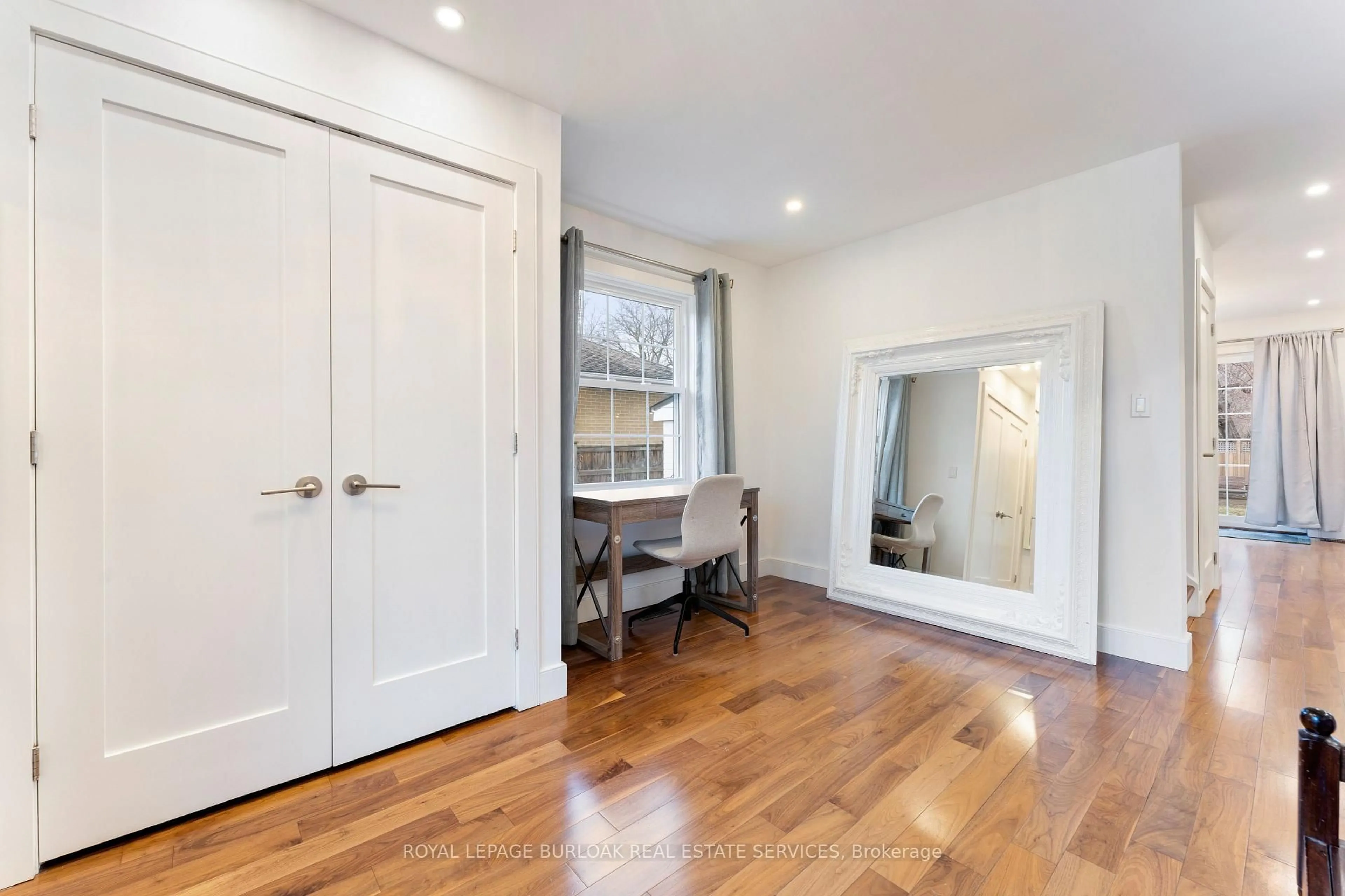 Indoor entryway for 519 Regina Dr, Burlington Ontario L7S 1L7