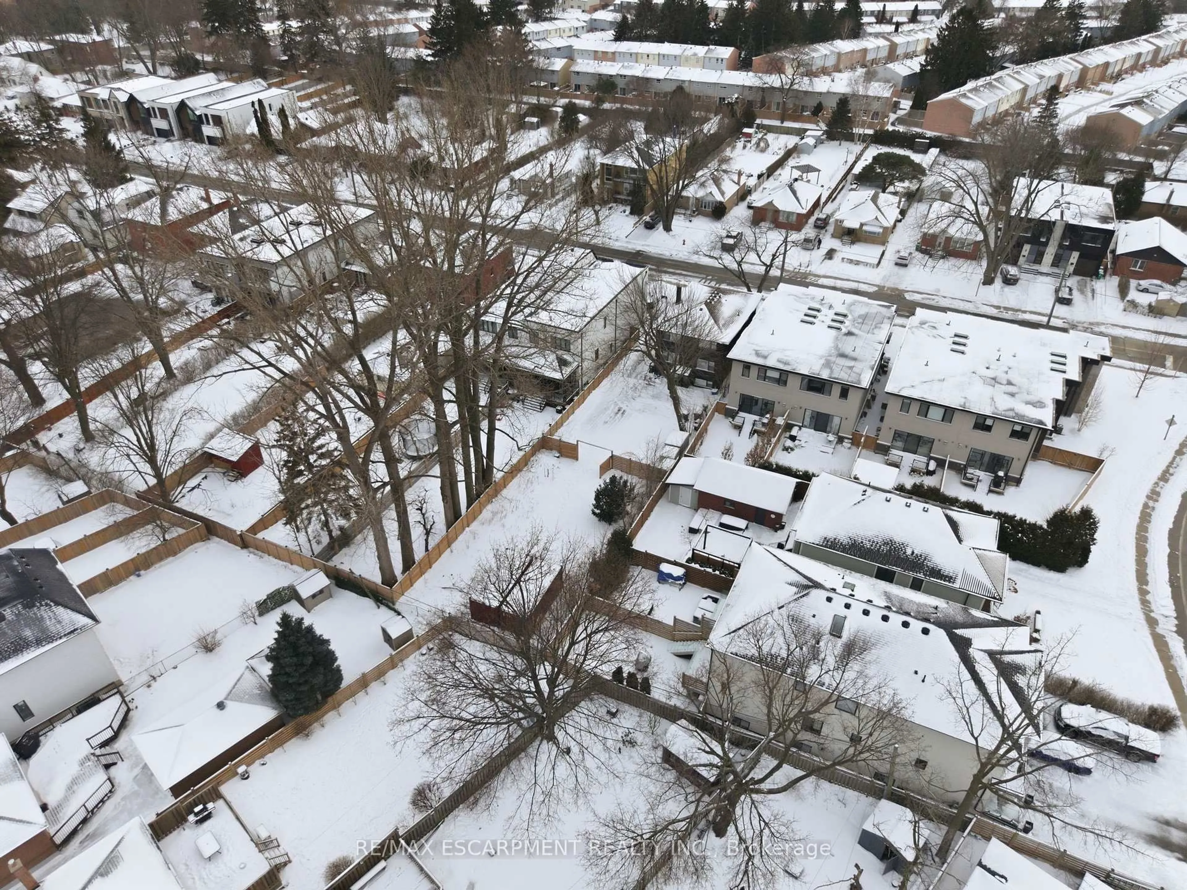 A pic from outside/outdoor area/front of a property/back of a property/a pic from drone, street for 43 Broadview Ave, Mississauga Ontario L5H 2S8