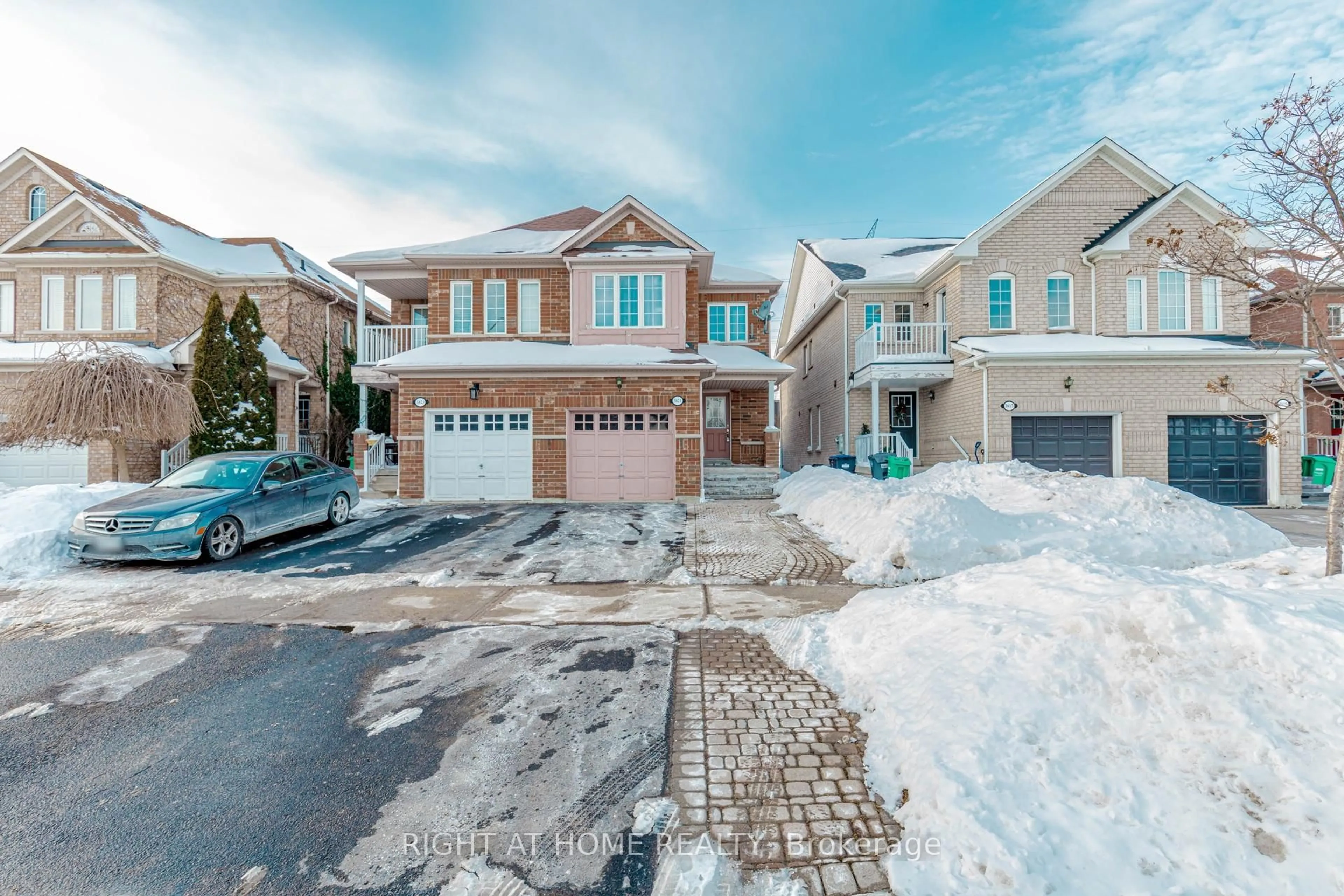 A pic from outside/outdoor area/front of a property/back of a property/a pic from drone, street for 3821 Partition Rd, Mississauga Ontario L5N 8N3