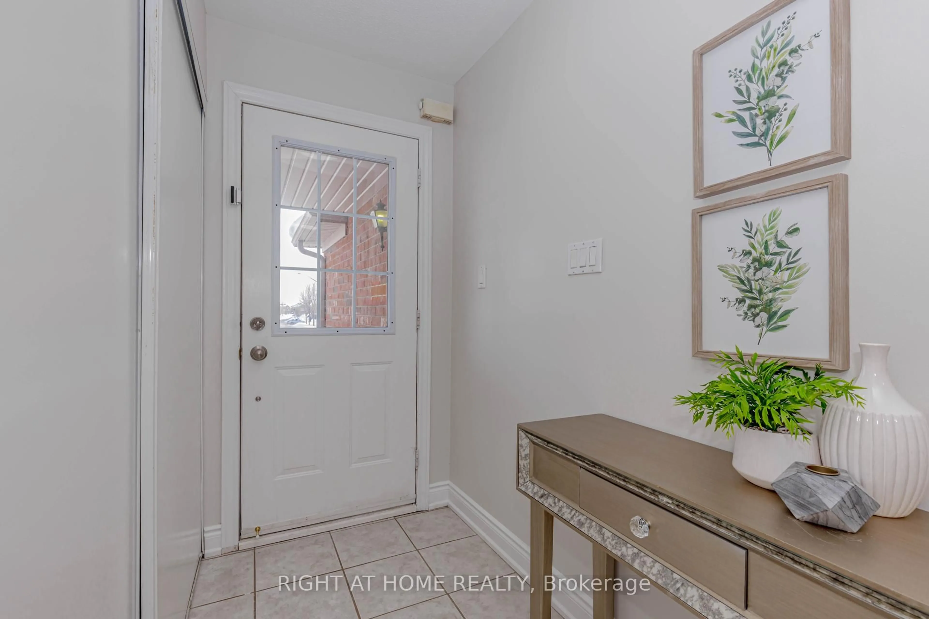 Indoor entryway for 3821 Partition Rd, Mississauga Ontario L5N 8N3