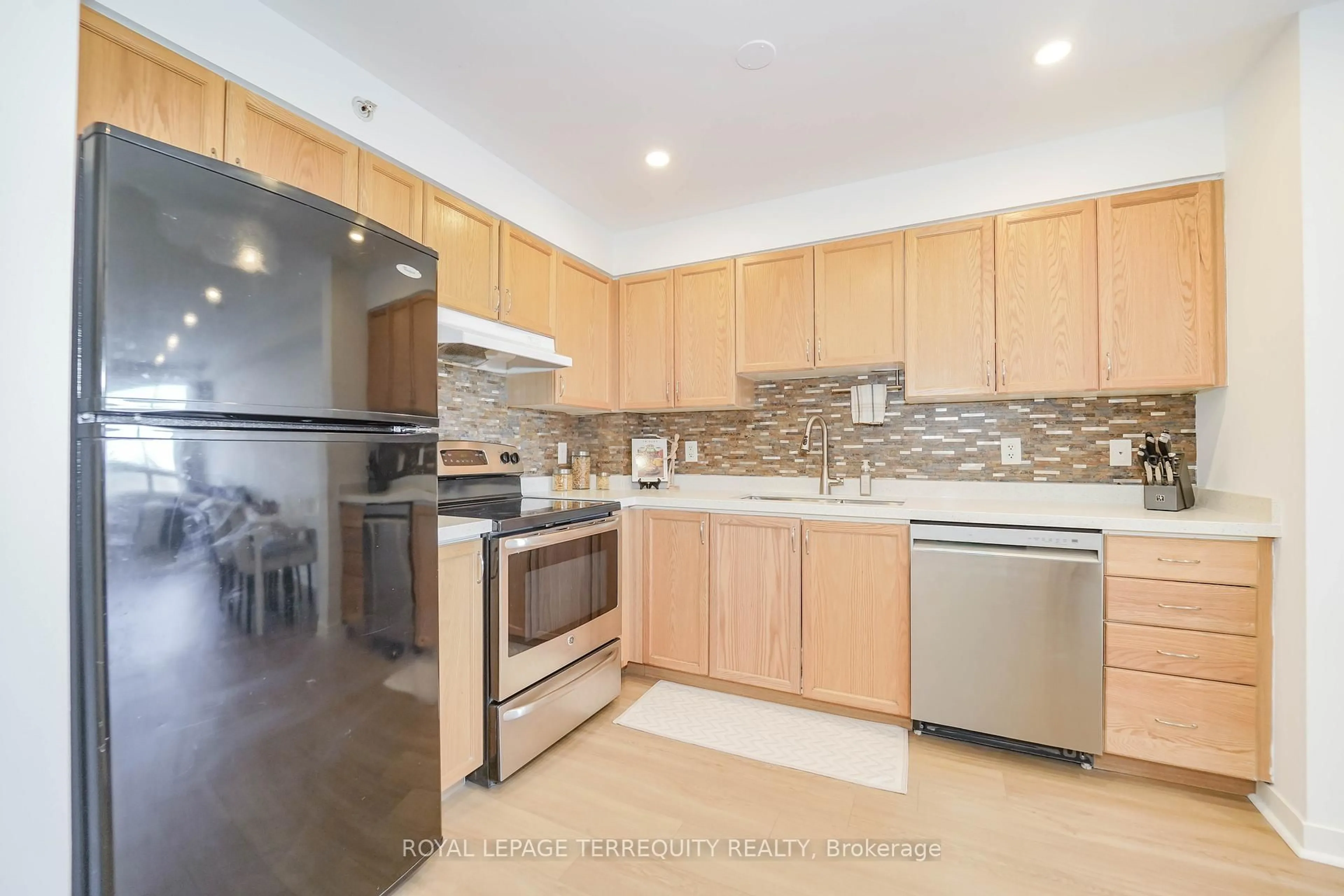 Standard kitchen, unknown for 6 Dayspring Circ #2405, Brampton Ontario L6P 2Z6