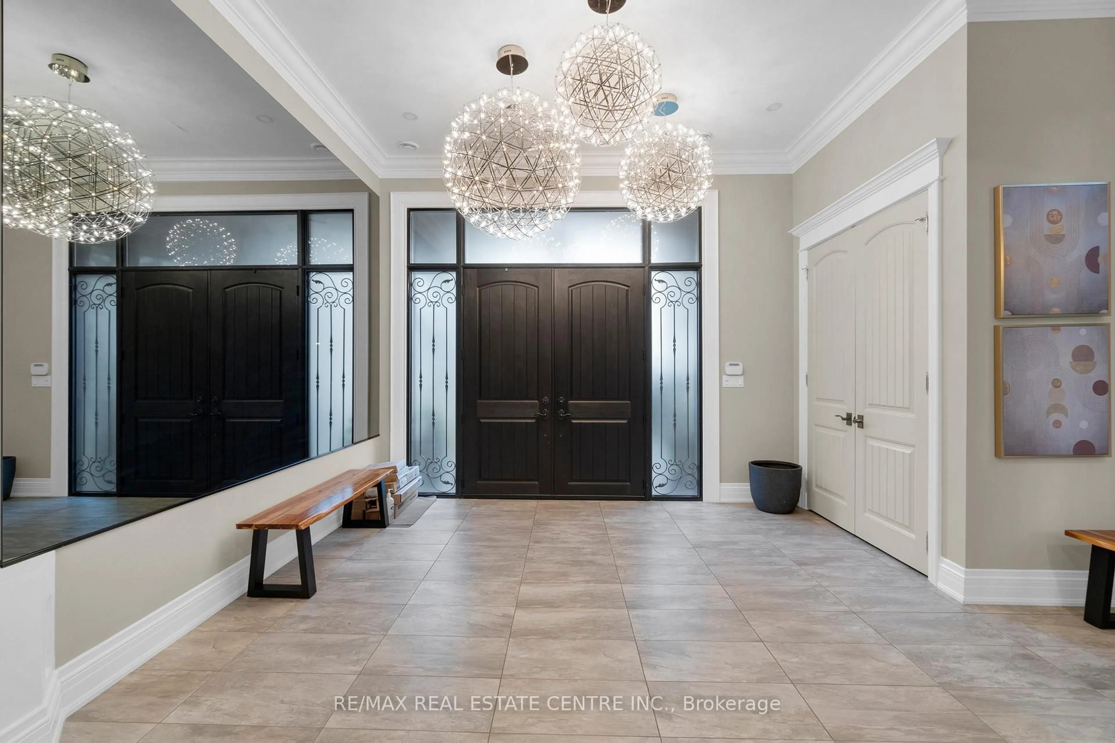 Indoor entryway for 1175 Derry Rd, Milton Ontario L0P 1B0