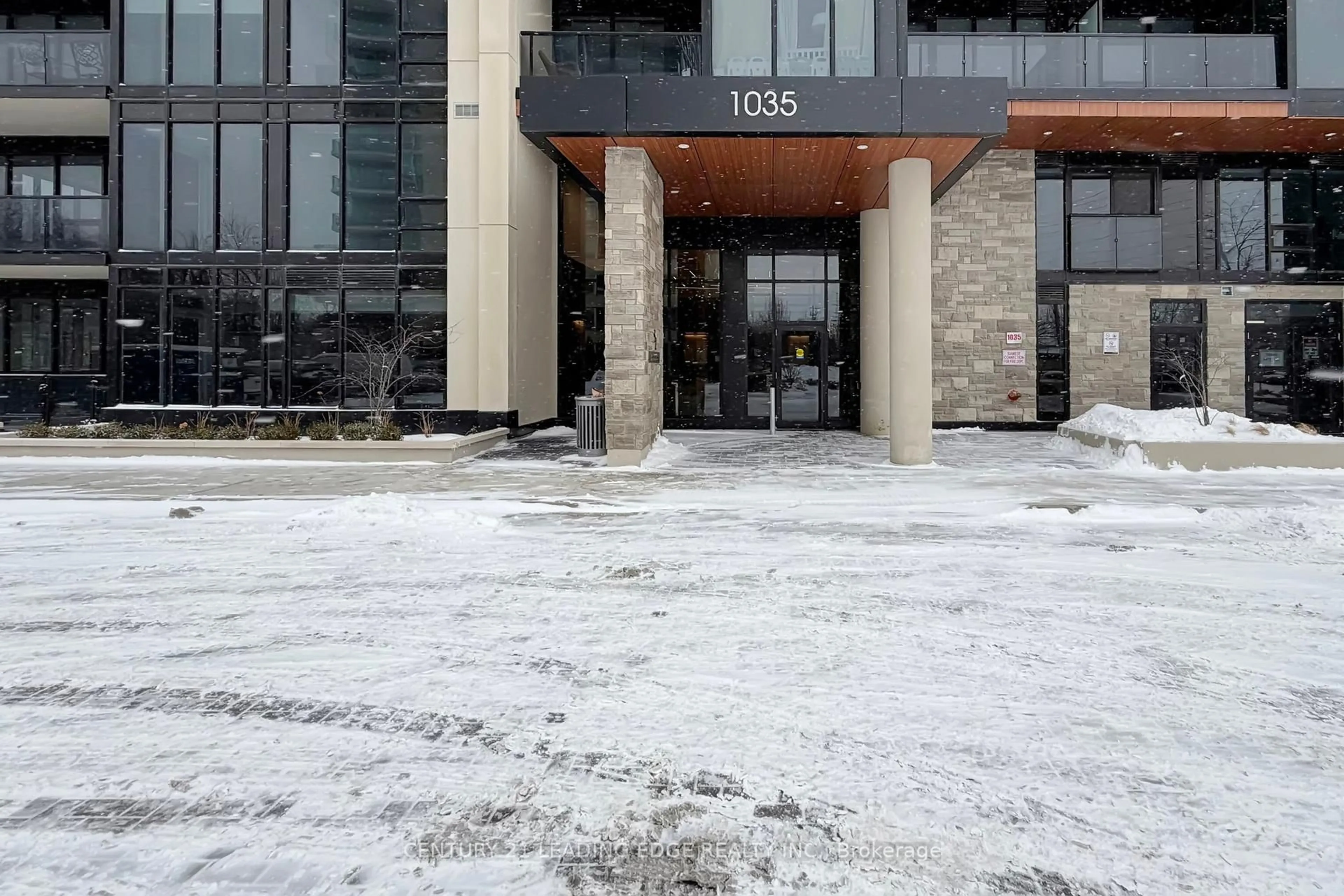 Patio, building for 1035 Southdown Rd #805, Mississauga Ontario L5J 0A2