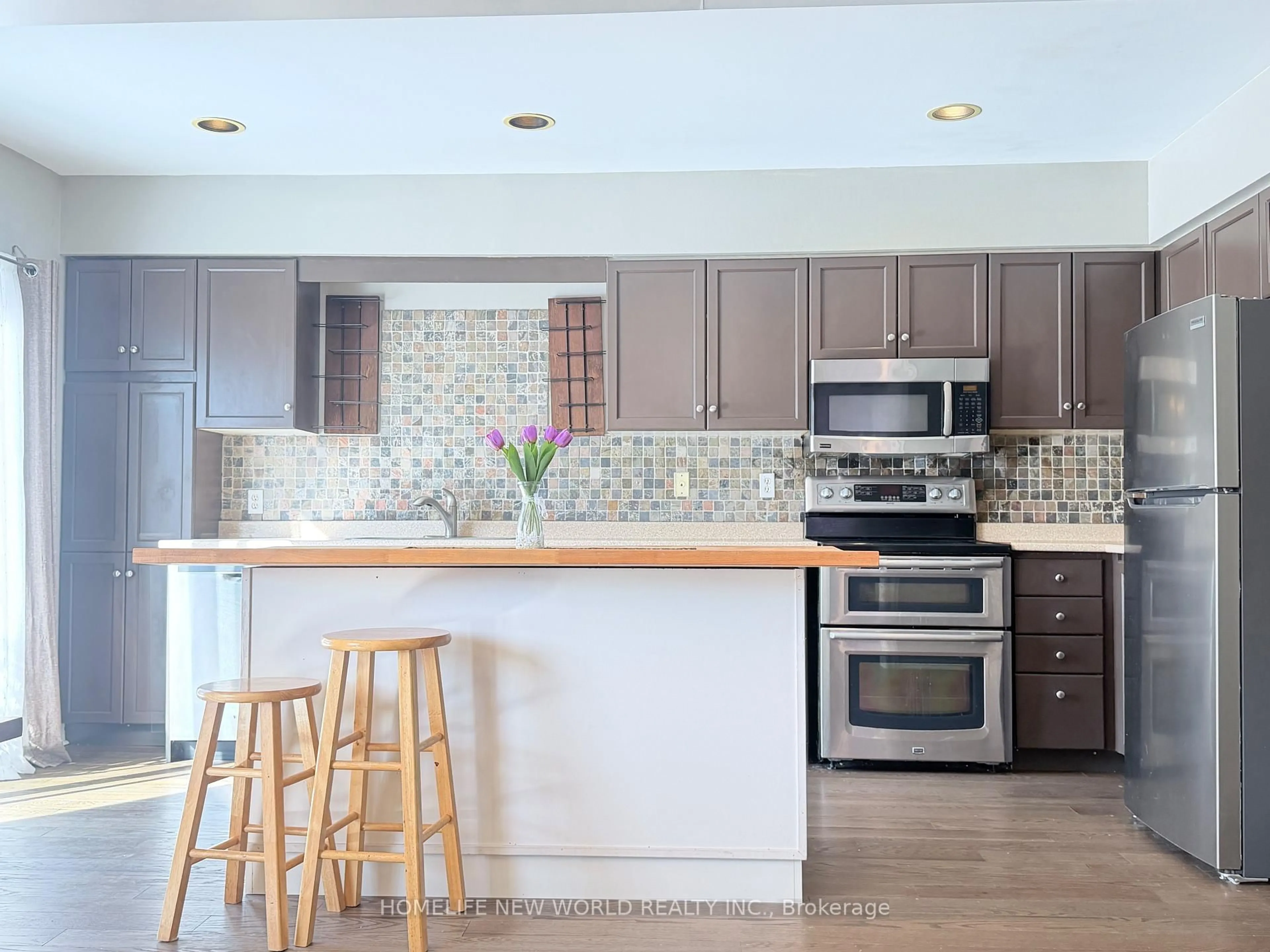 Open concept kitchen, unknown for 2094 Frontier Dr, Oakville Ontario L6M 3V5