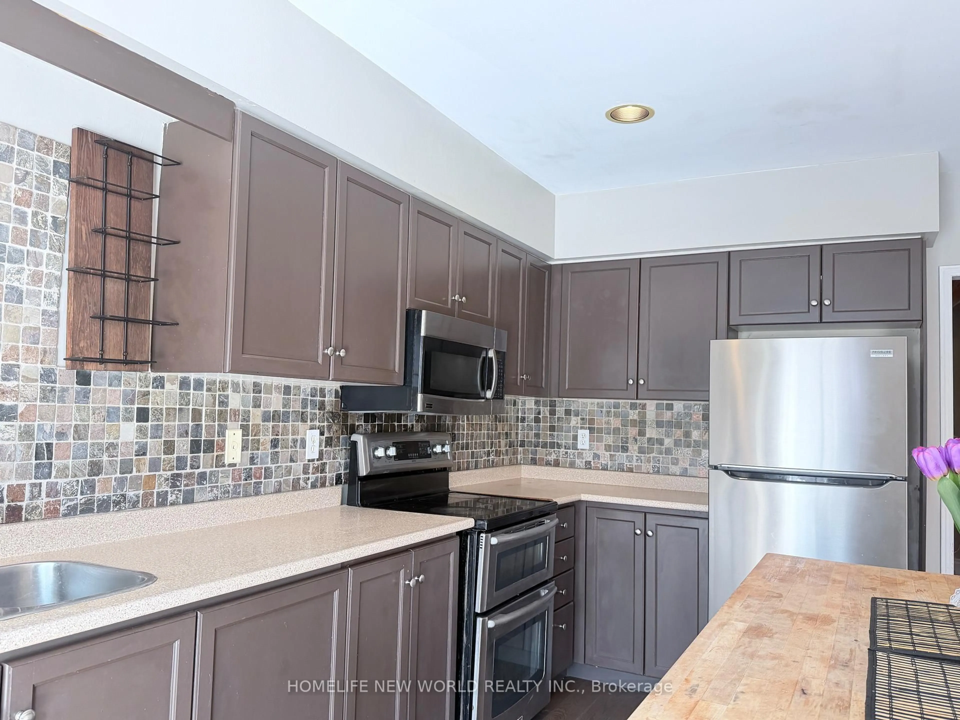Standard kitchen, ceramic/tile floor for 2094 Frontier Dr, Oakville Ontario L6M 3V5