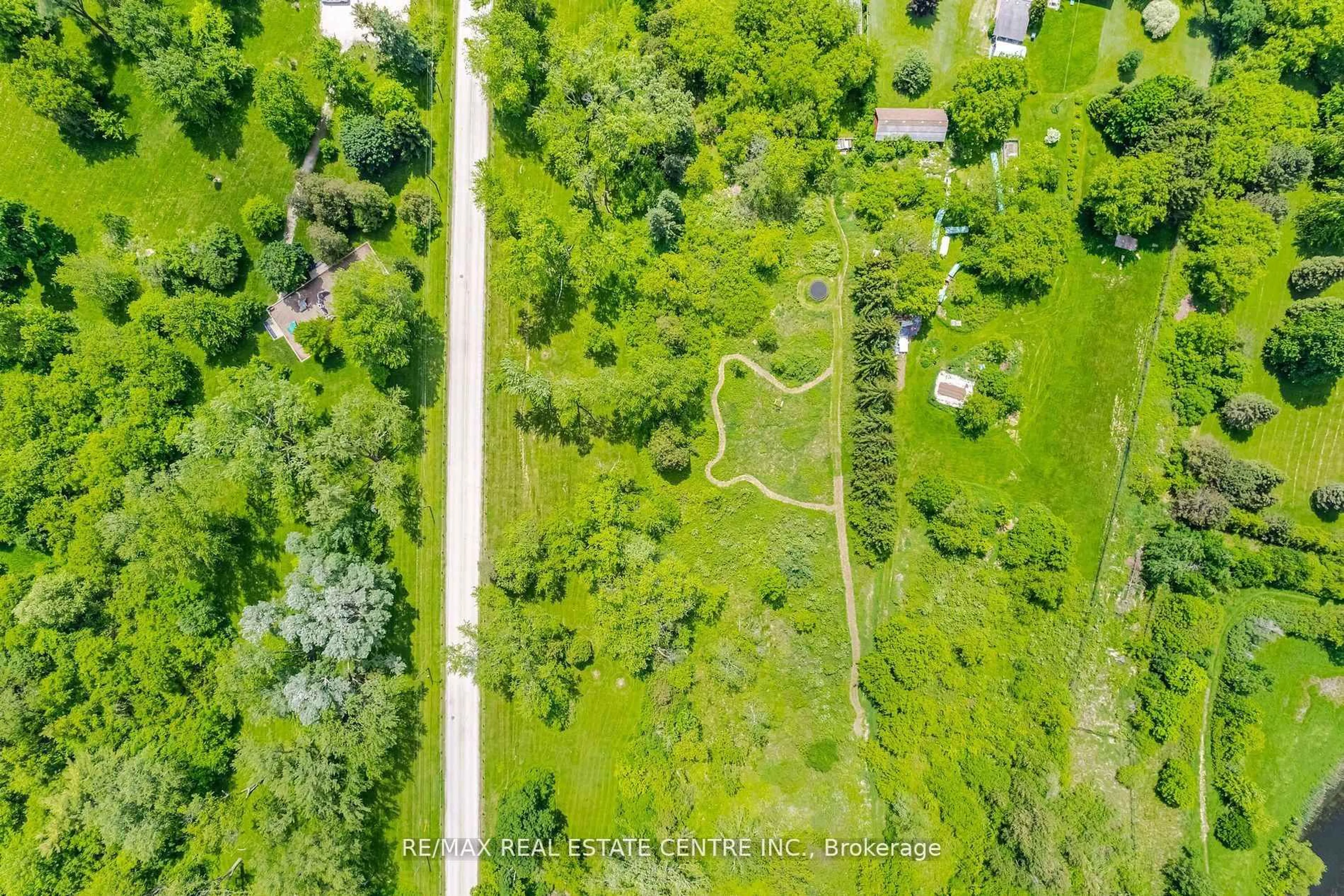 A pic from outside/outdoor area/front of a property/back of a property/a pic from drone, forest/trees view for 174 Victoria St, Brampton Ontario L6Y 0A6