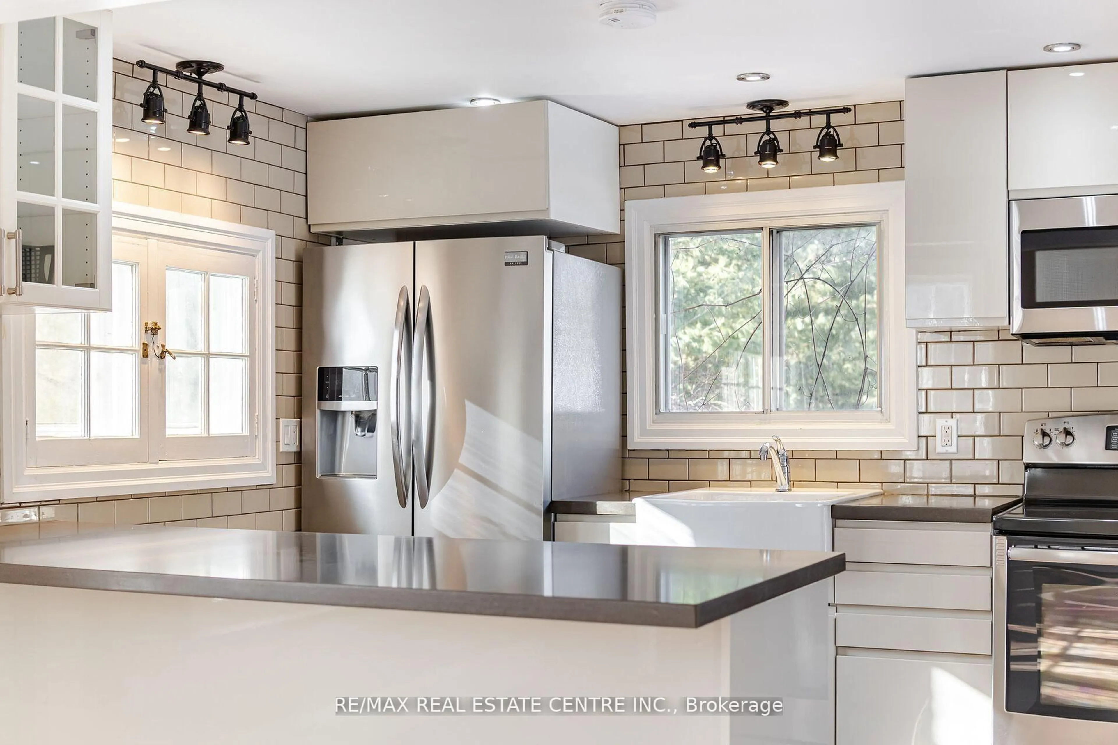 Contemporary kitchen, ceramic/tile floor for 174 Victoria St, Brampton Ontario L6Y 0A6