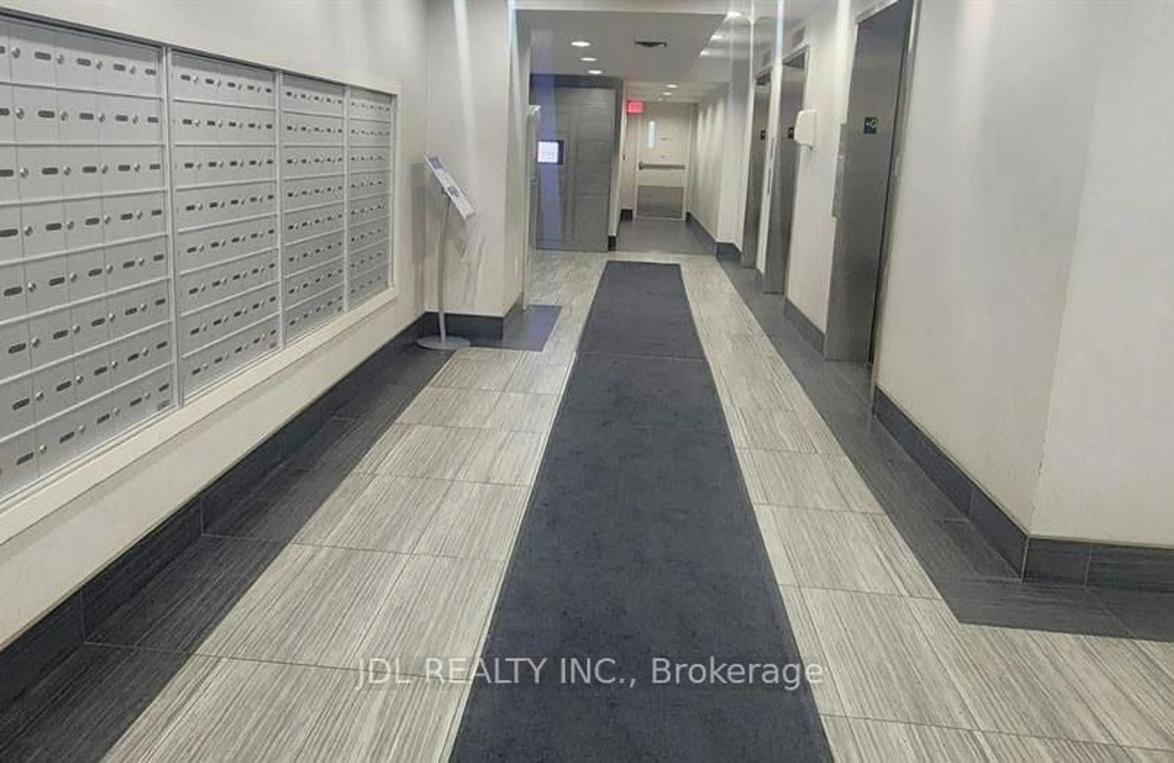 Indoor foyer for 1420 Dupont St #807, Toronto Ontario M6H 0C2