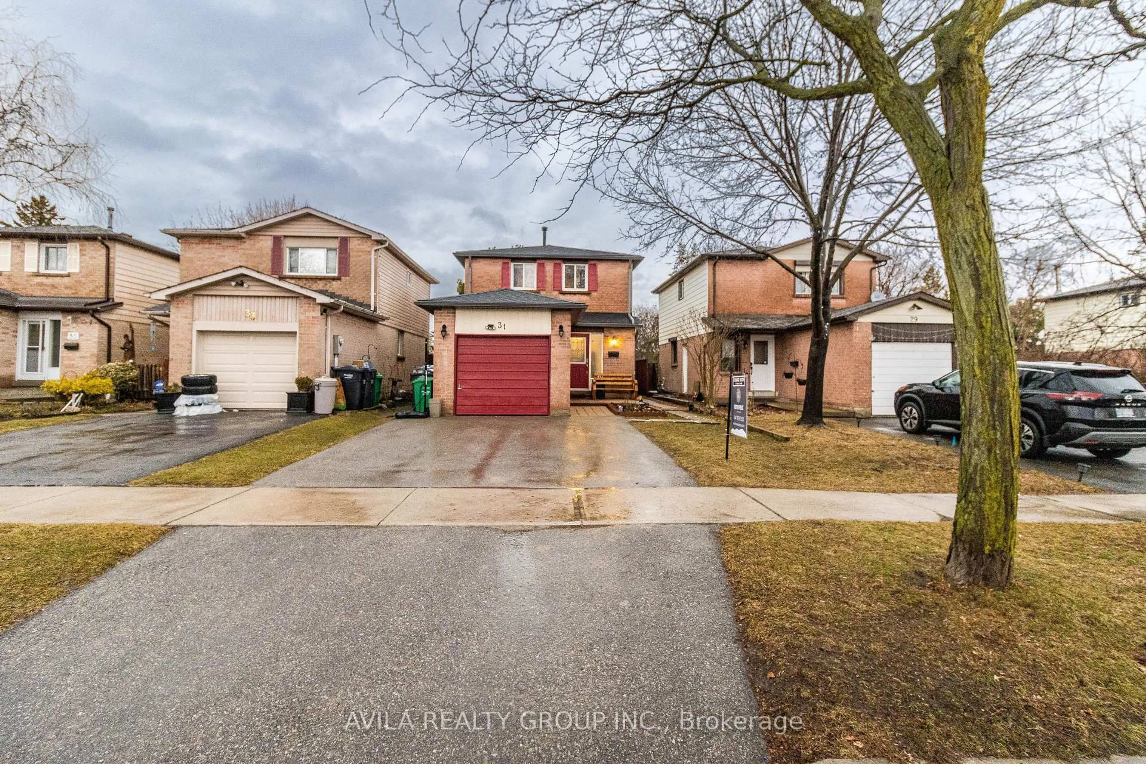 A pic from outside/outdoor area/front of a property/back of a property/a pic from drone, street for 31 Wheatfield Rd, Brampton Ontario L6X 2V4