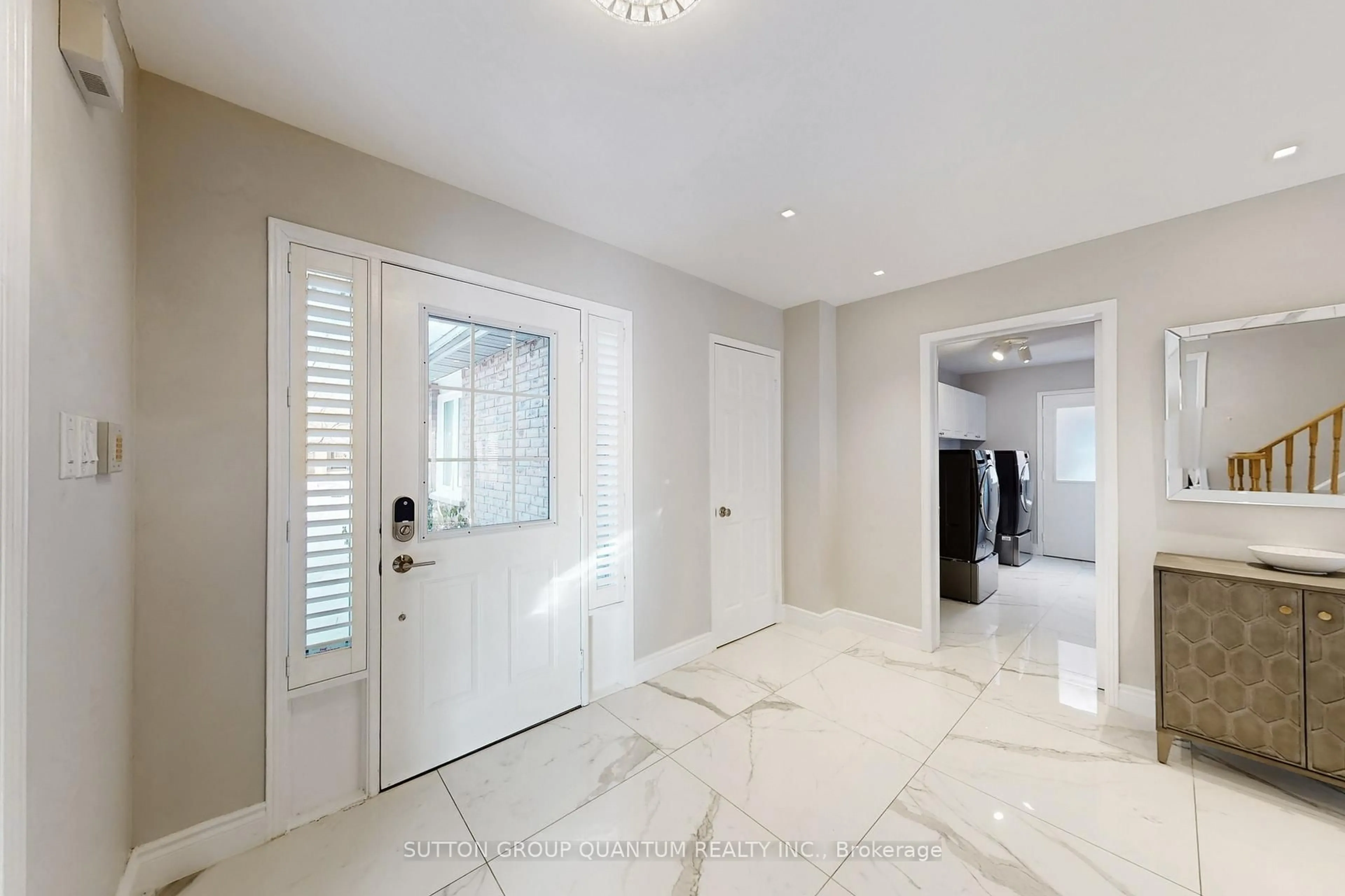 Indoor entryway for 314 Leacock Ave, Oakville Ontario L6H 5J1