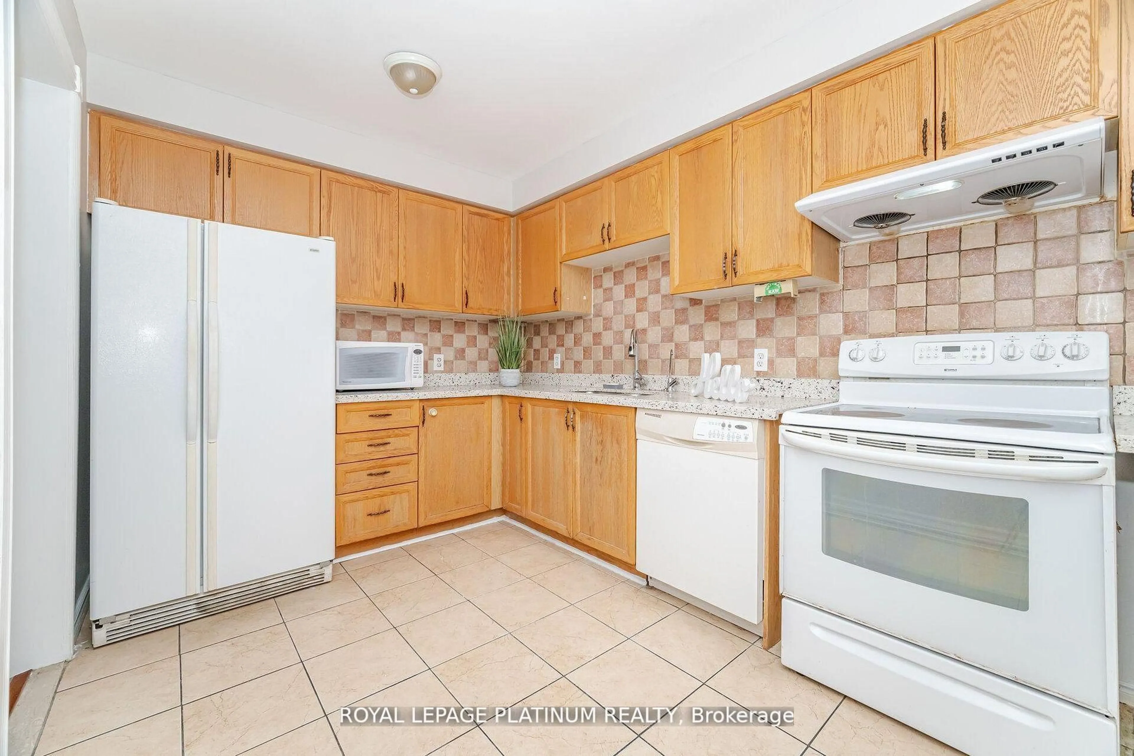 Standard kitchen, unknown for 51 Softneedle Ave, Brampton Ontario L6R 1K7