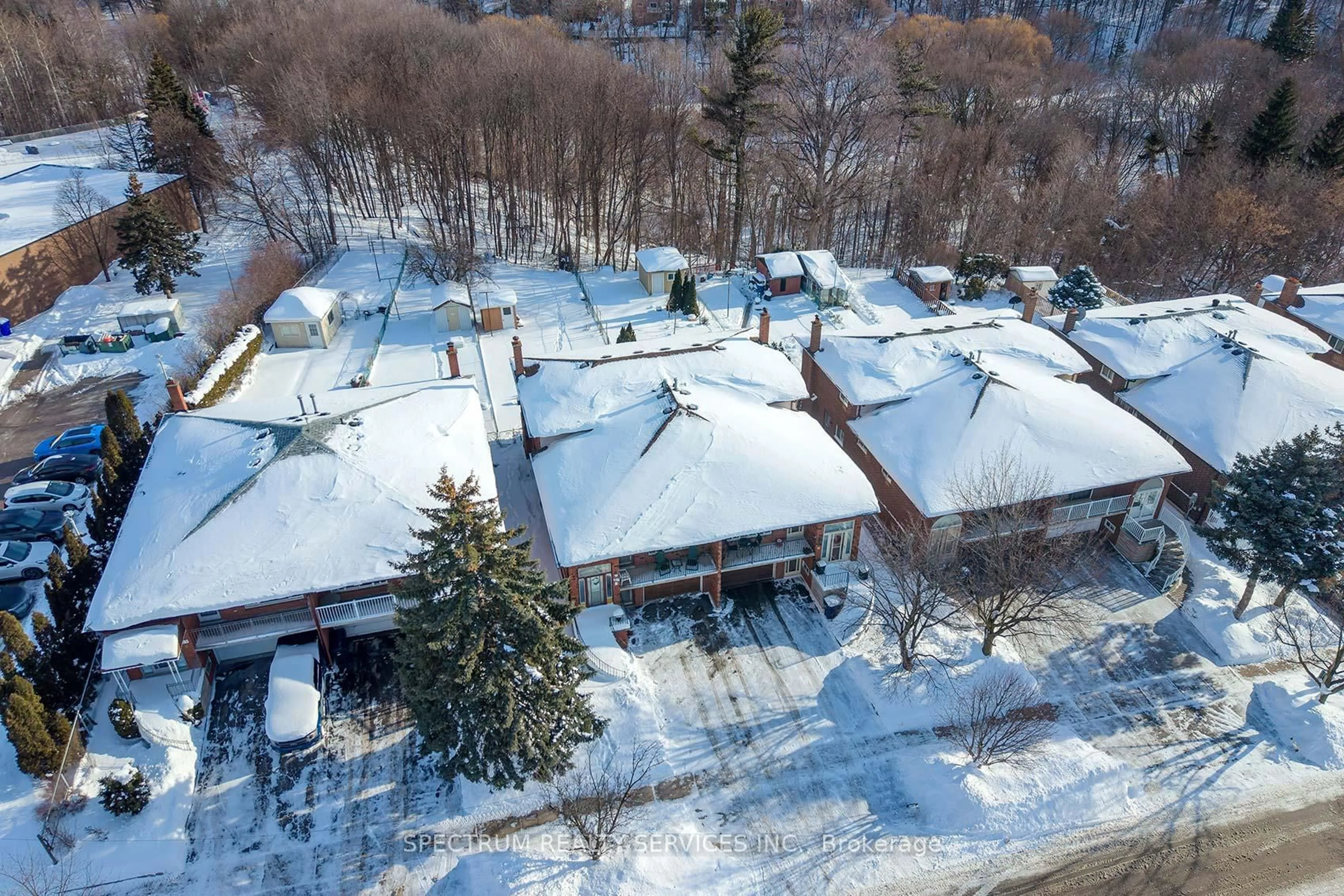 A pic from outside/outdoor area/front of a property/back of a property/a pic from drone, unknown for 27 Clubhouse Crt, Toronto Ontario M3L 2L7