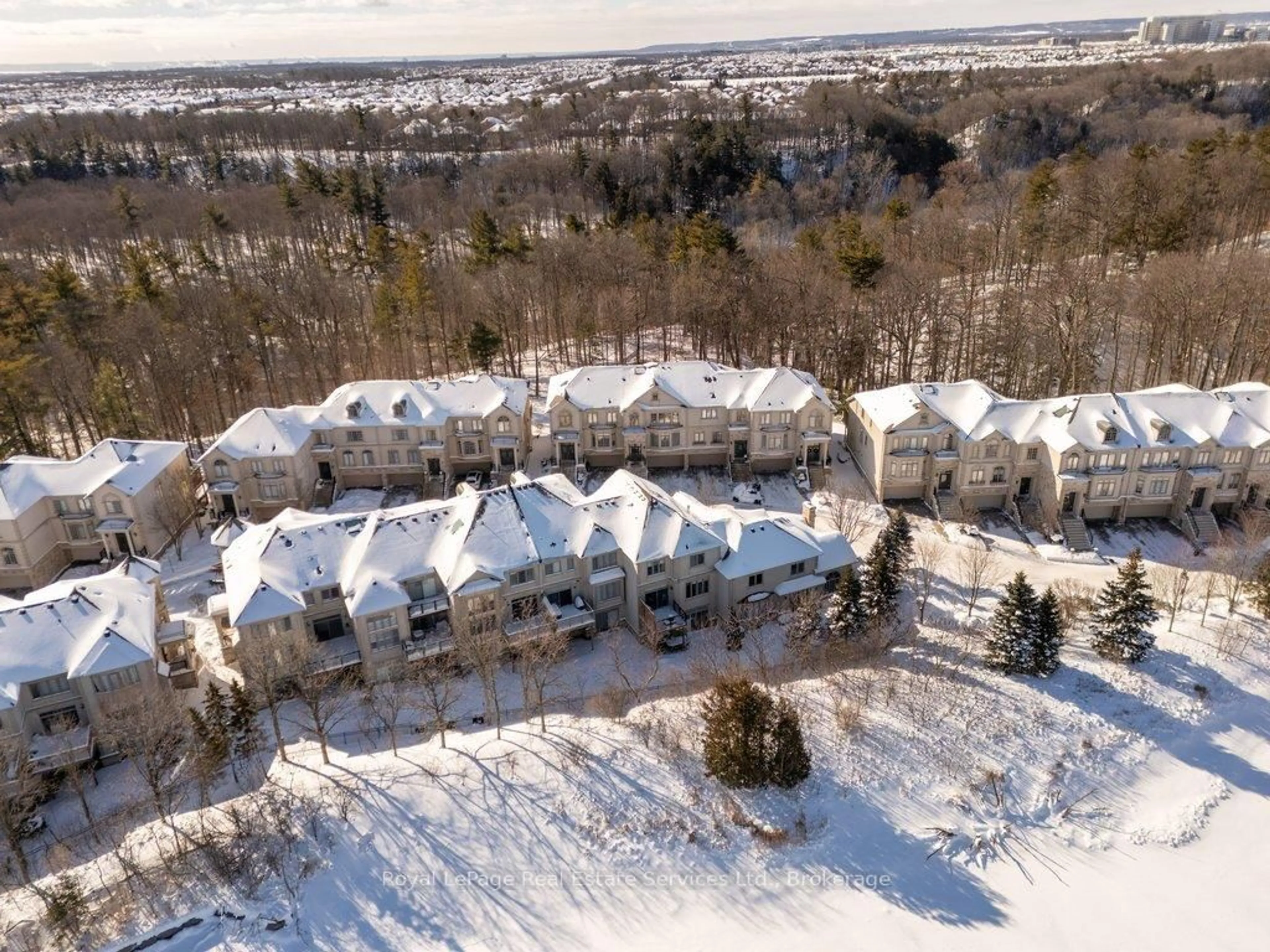 A pic from outside/outdoor area/front of a property/back of a property/a pic from drone, unknown for 2400 Neyagawa Blvd #34, Oakville Ontario L6H 7P5