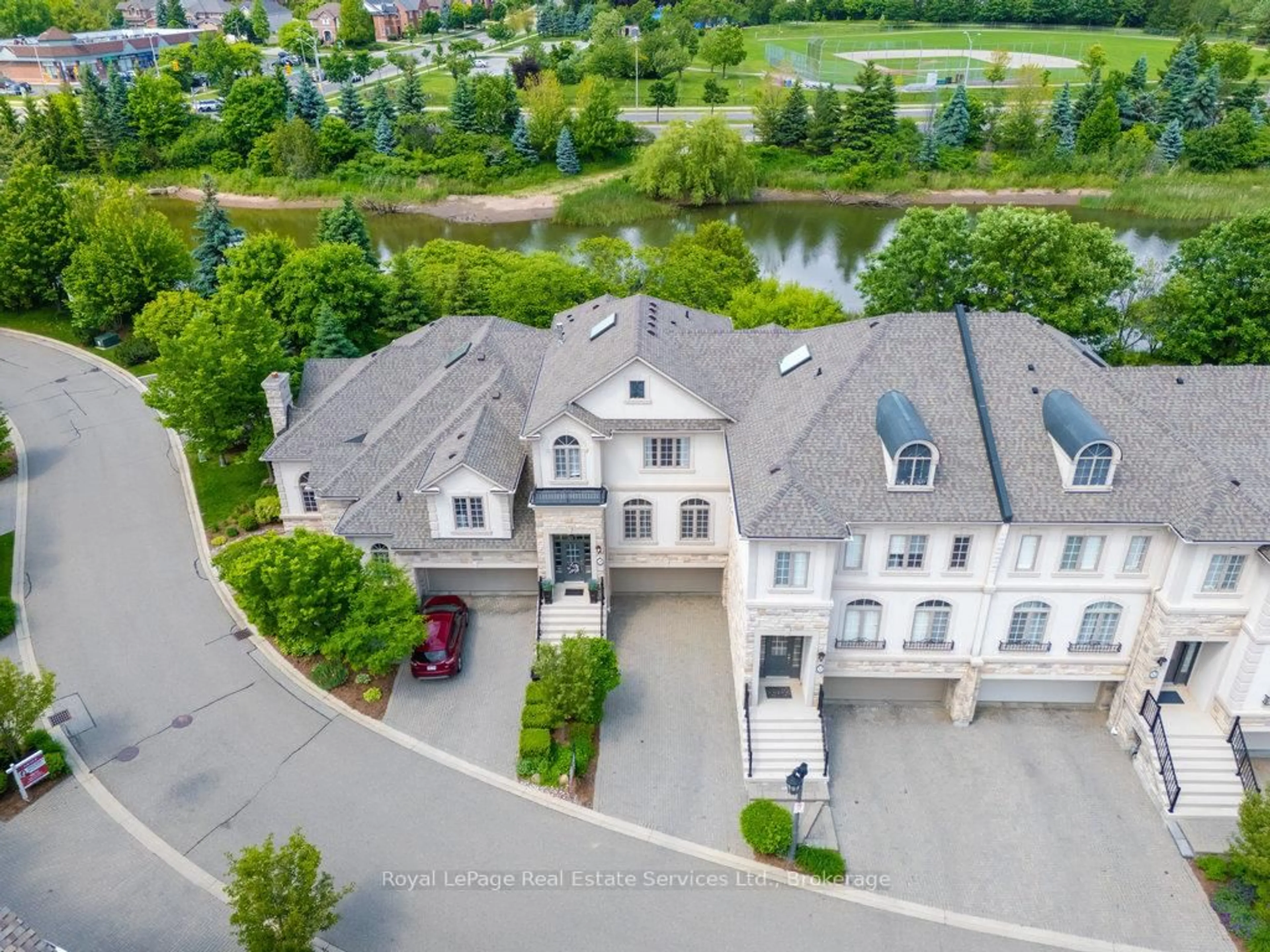 A pic from outside/outdoor area/front of a property/back of a property/a pic from drone, unknown for 2400 Neyagawa Blvd #34, Oakville Ontario L6H 7P5