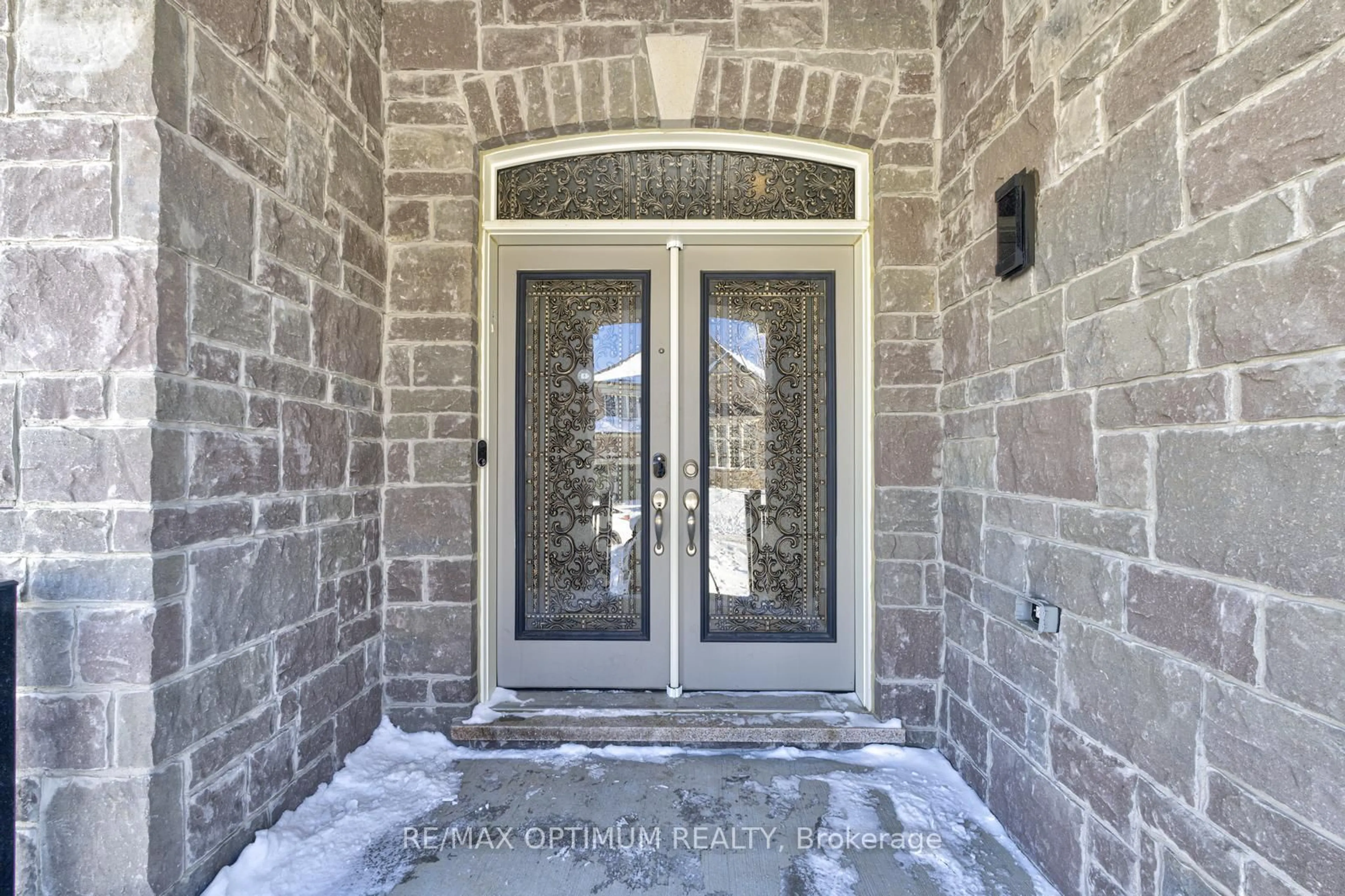 Indoor entryway for 3 Hespeler St, Brampton Ontario L6Y 2Y6