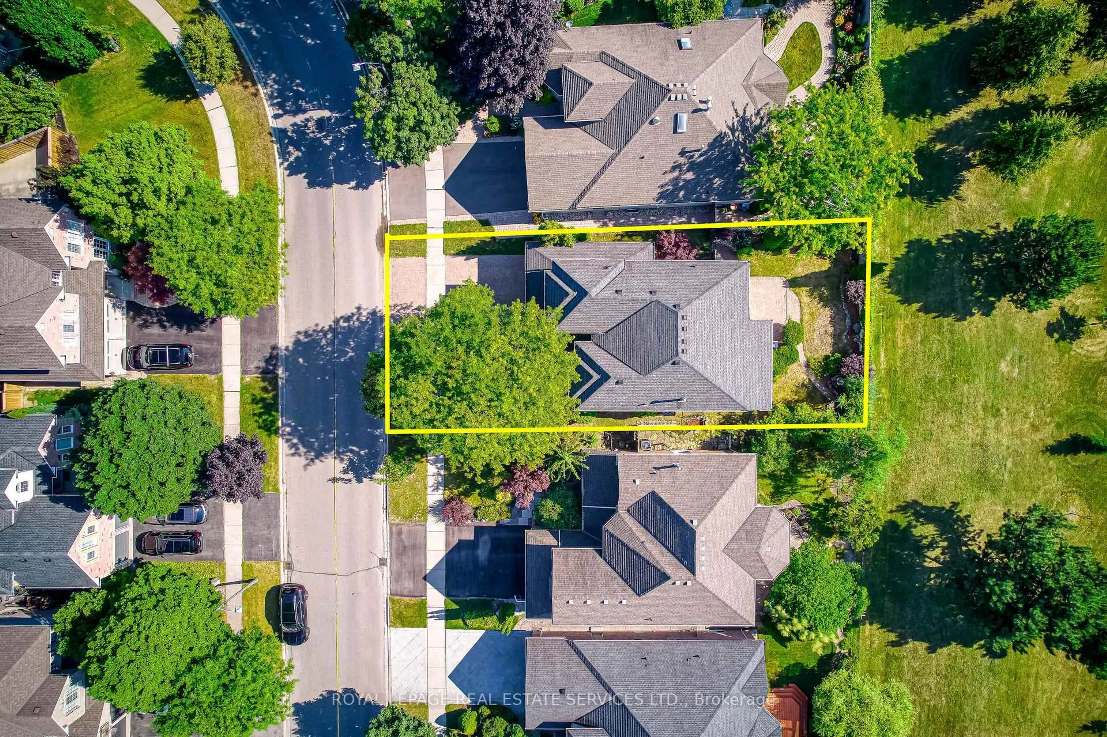 A pic from outside/outdoor area/front of a property/back of a property/a pic from drone, street for 2191 Turnberry Rd, Burlington Ontario L7M 4P9