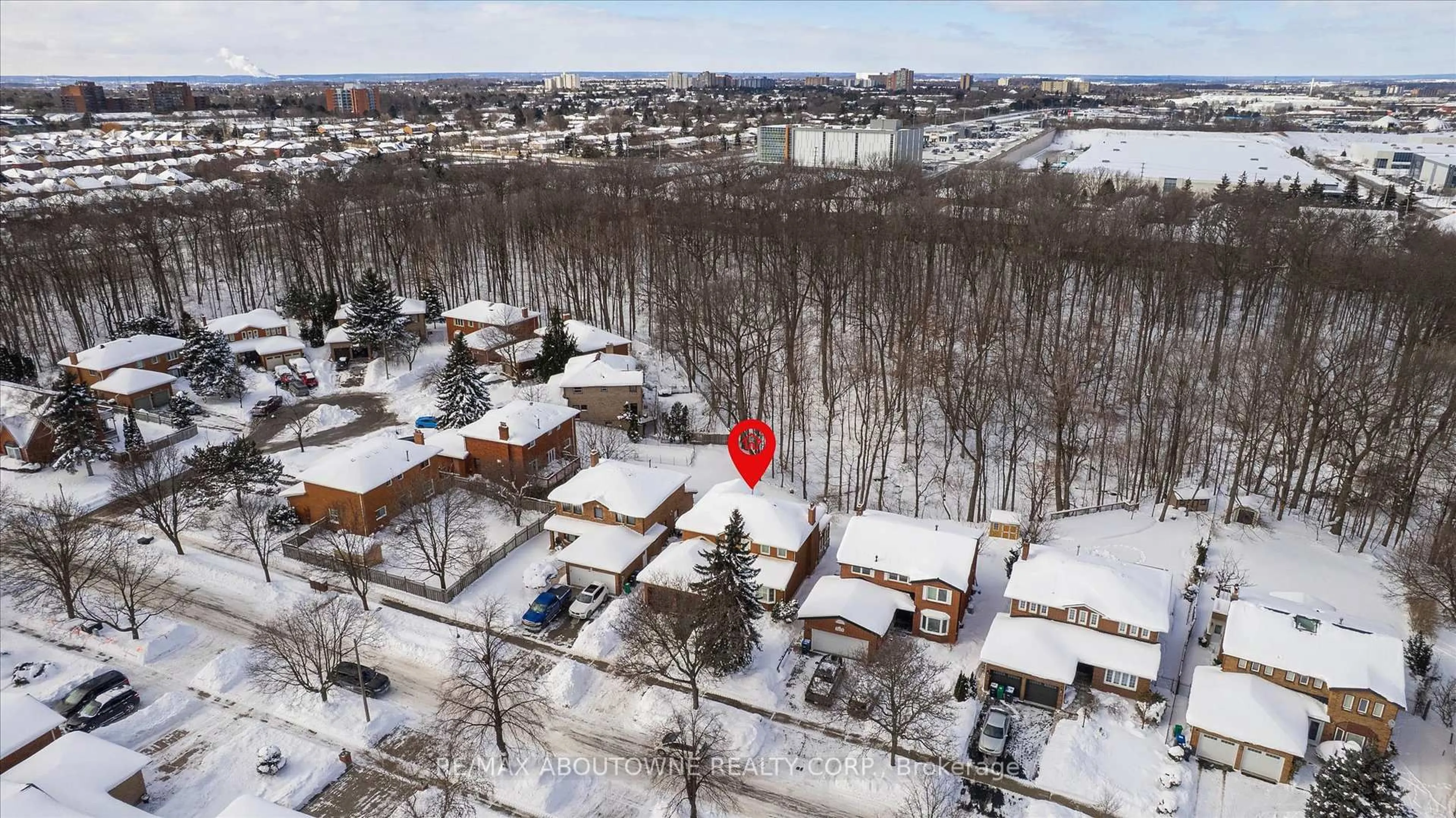 A pic from outside/outdoor area/front of a property/back of a property/a pic from drone, unknown for 2421 Hargood Pl, Mississauga Ontario L5M 3G6