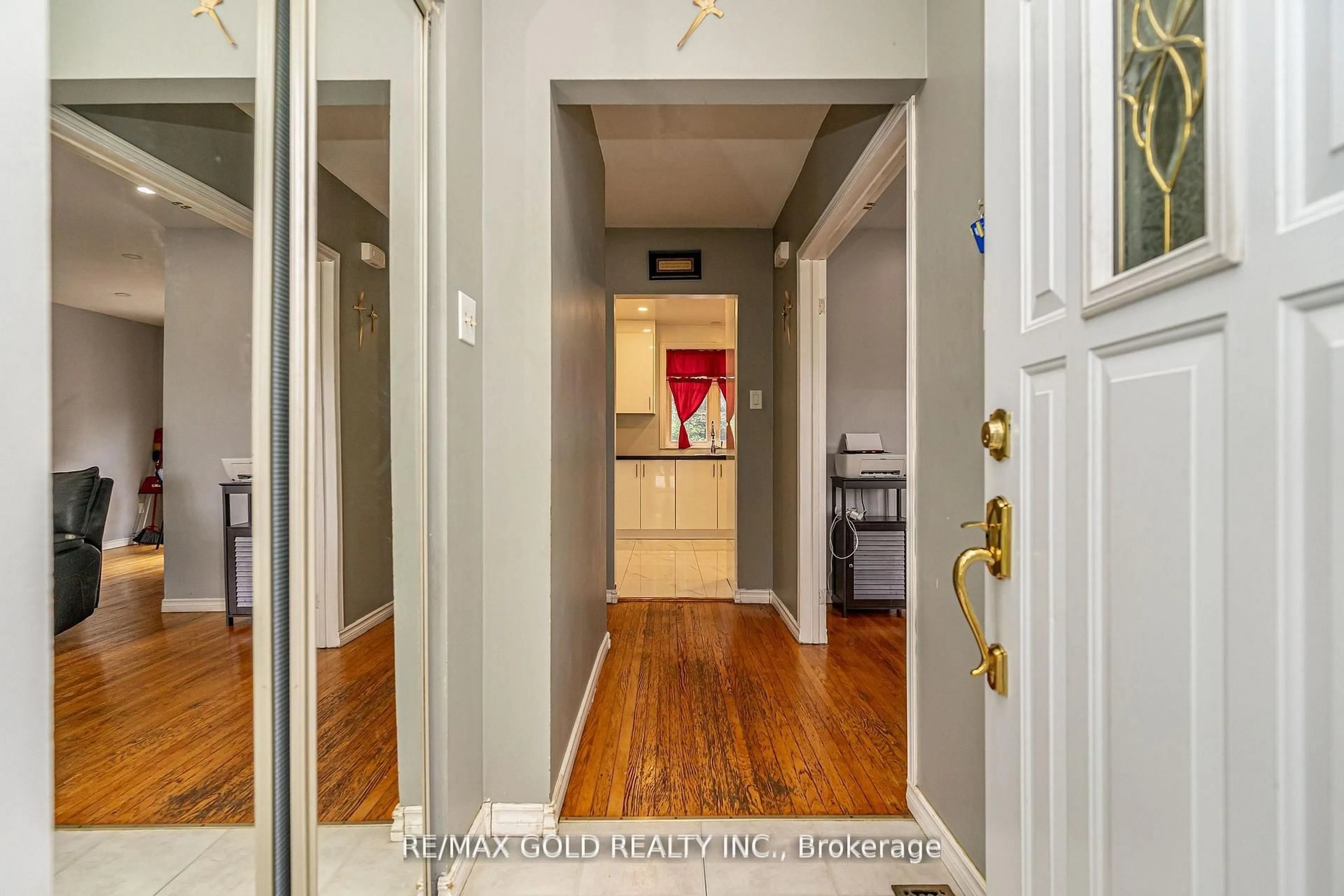 Indoor entryway for 41 Aberdeen Cres, Brampton Ontario L6T 2P8