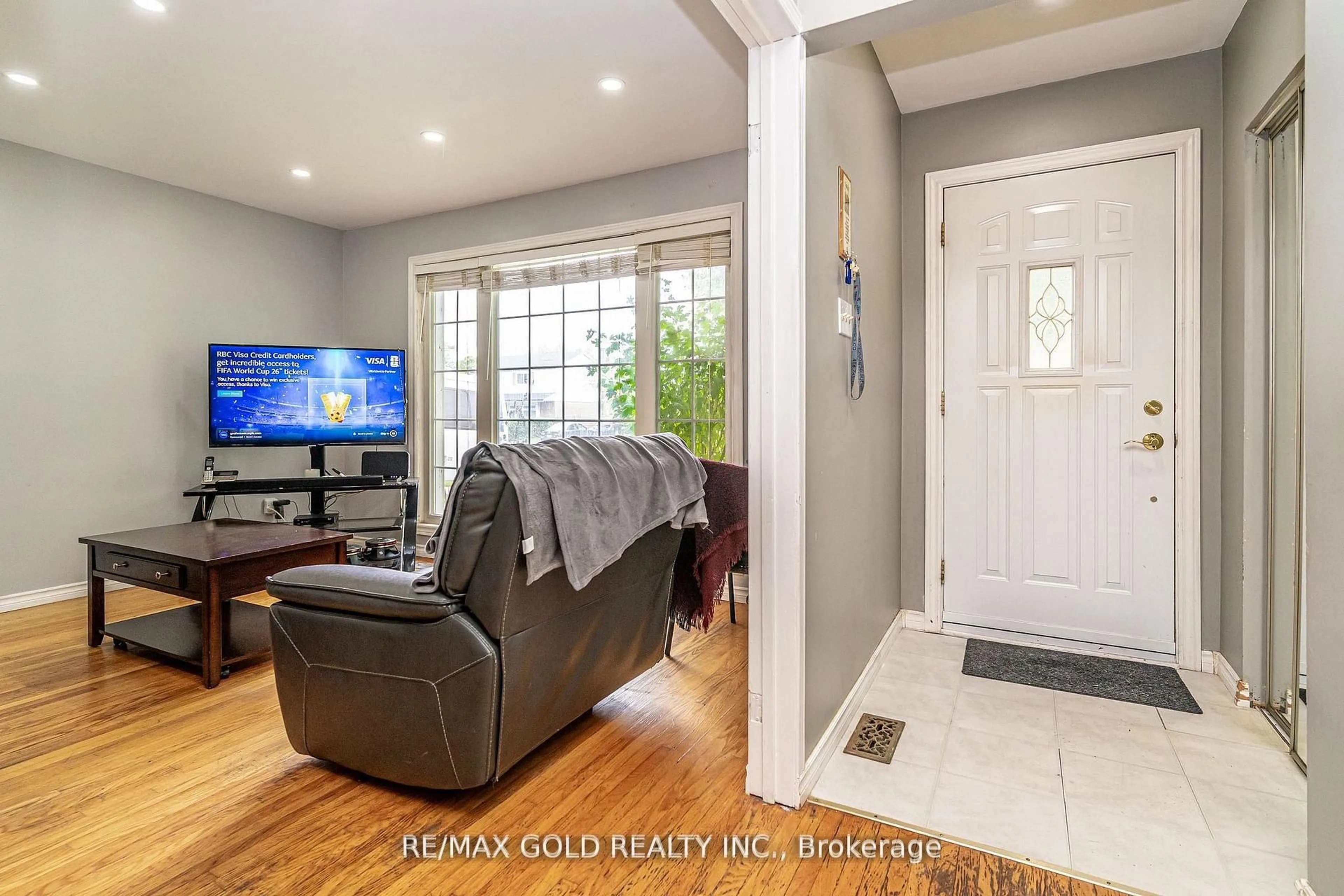 Indoor entryway for 41 Aberdeen Cres, Brampton Ontario L6T 2P8