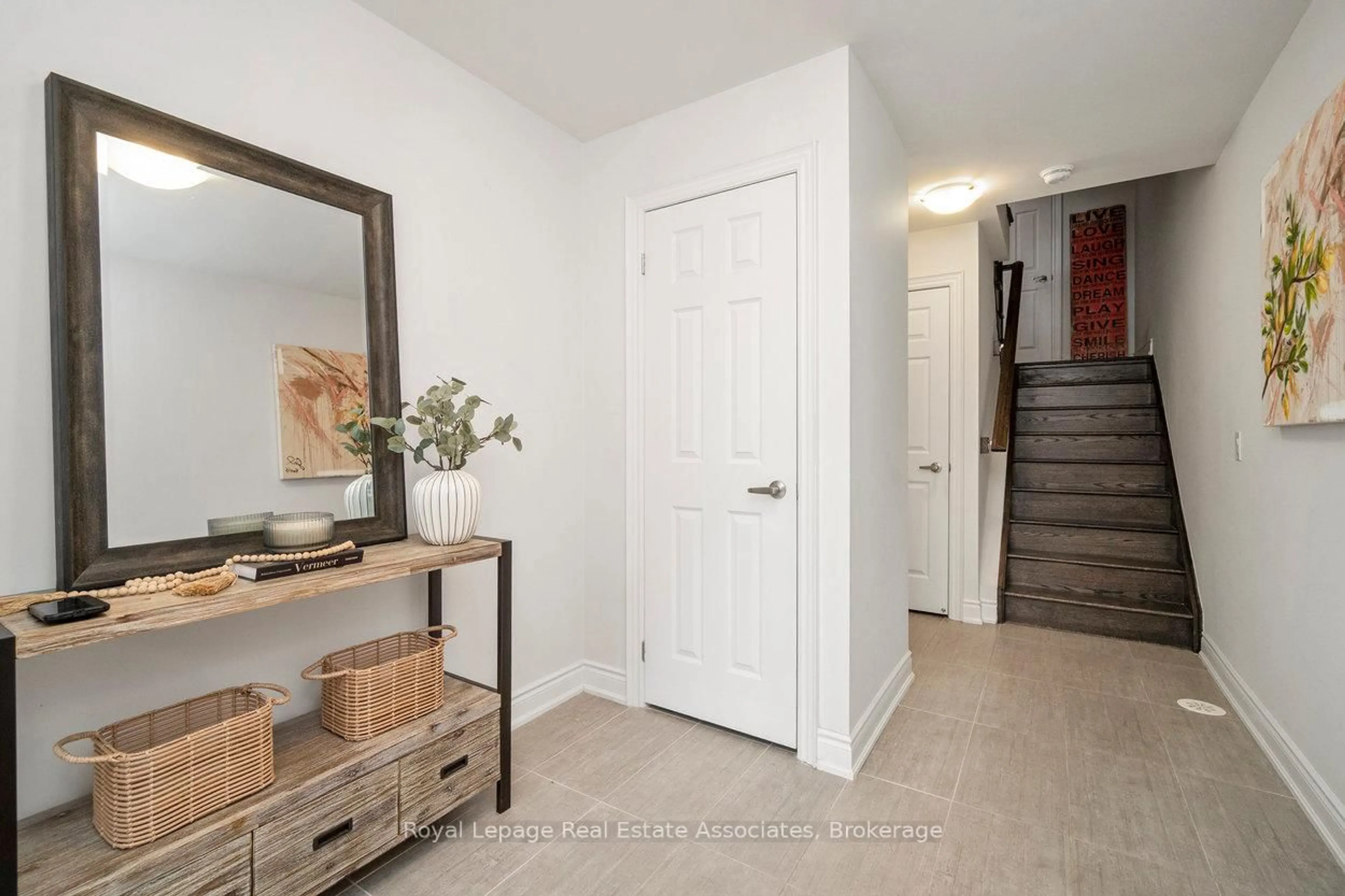 Indoor entryway for 3076 Cascade Common, Oakville Ontario L6H 0R7