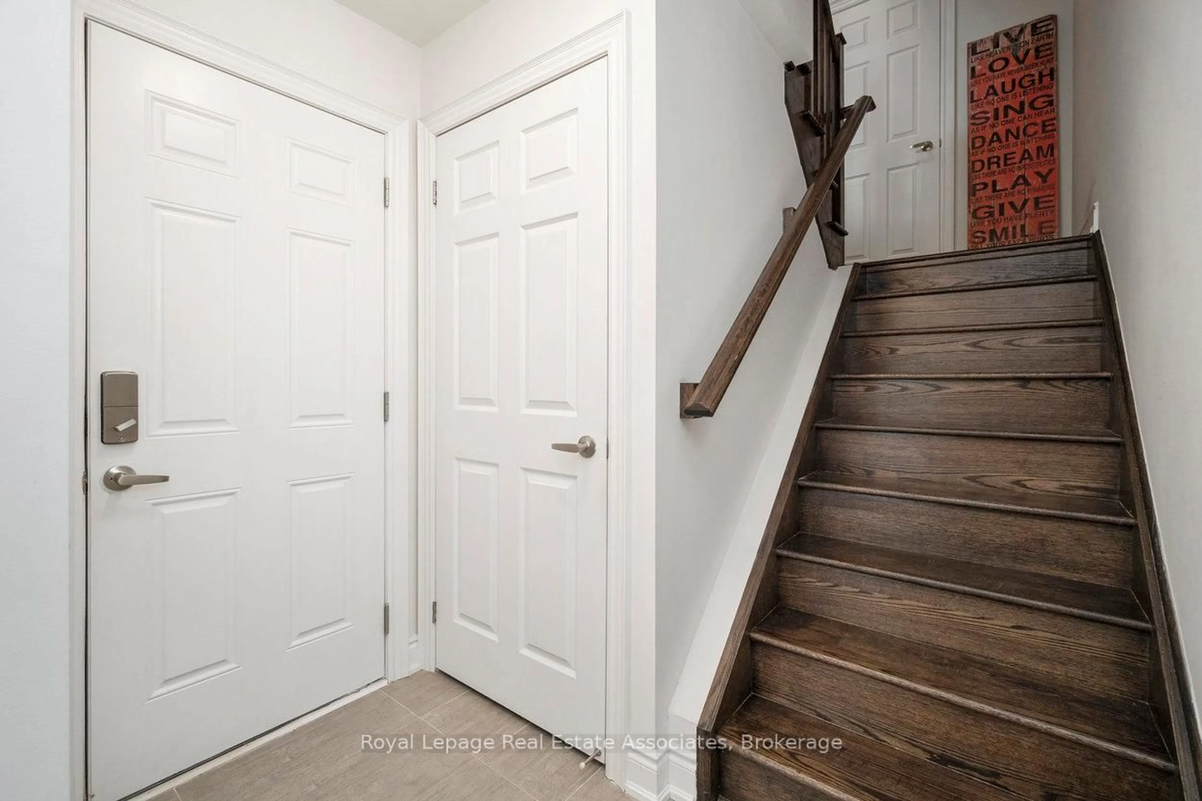 Indoor entryway for 3076 Cascade Common, Oakville Ontario L6H 0R7