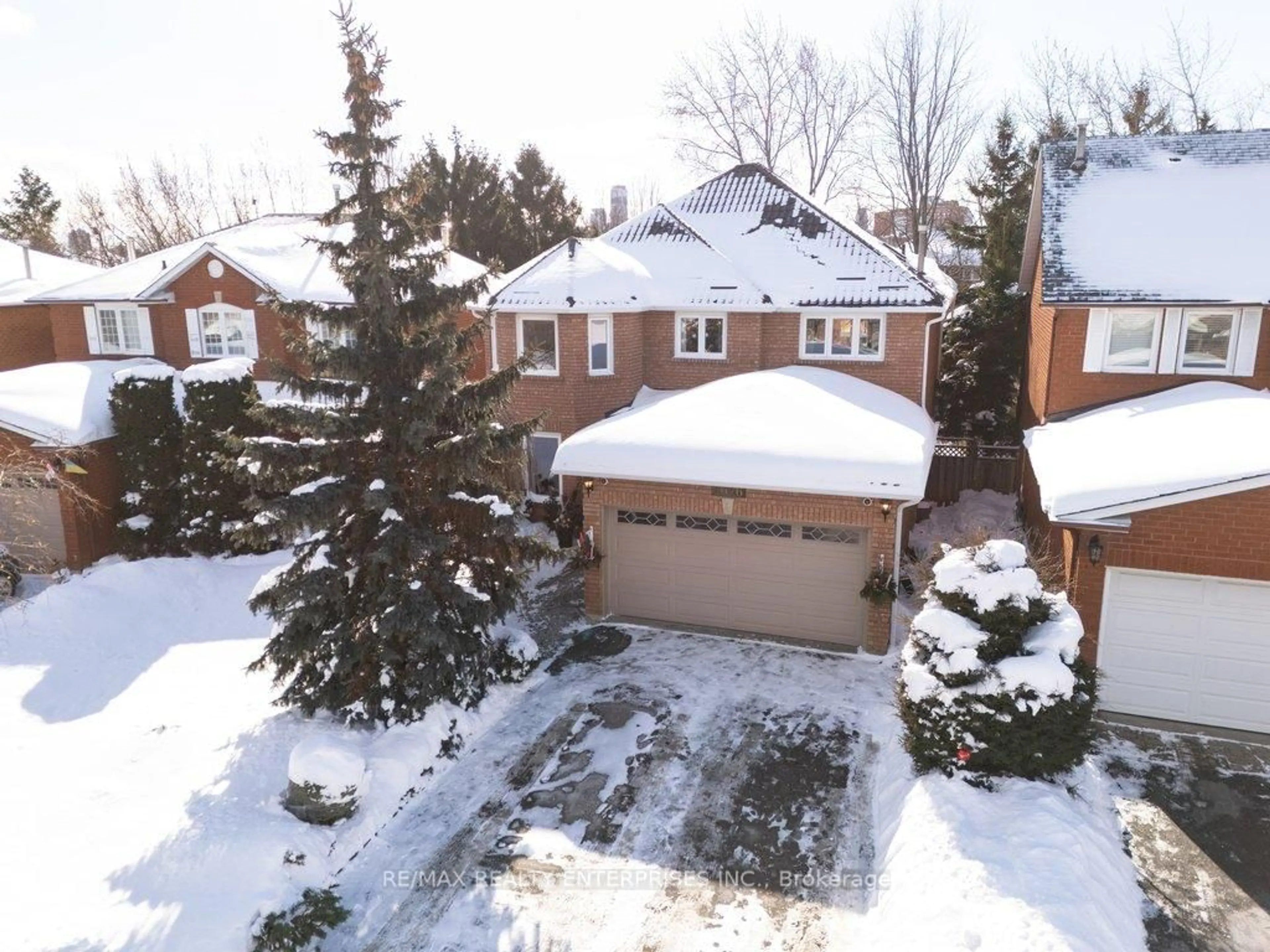 A pic from outside/outdoor area/front of a property/back of a property/a pic from drone, street for 4576 Tribal Crt, Mississauga Ontario L4Z 2R9