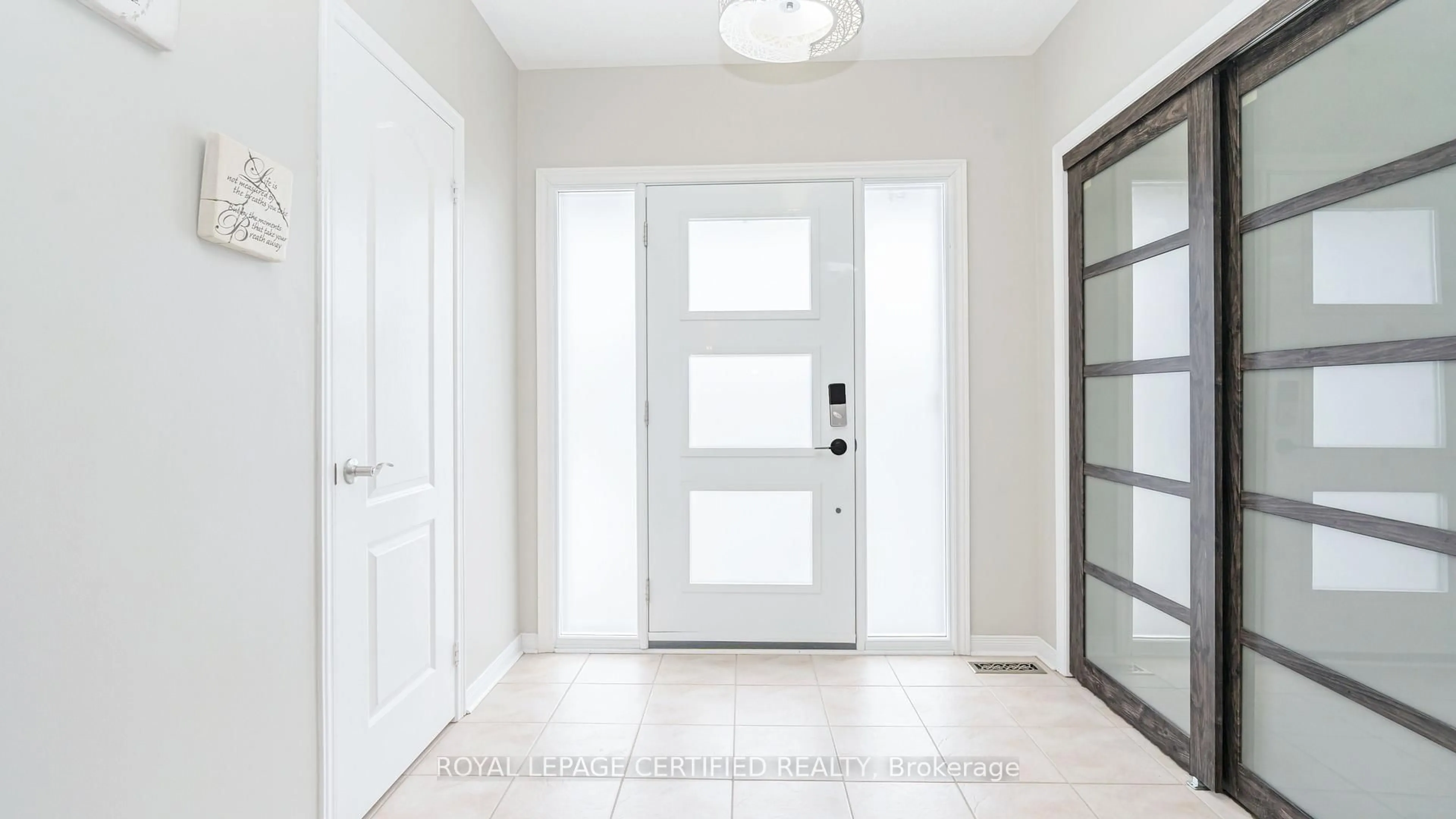 Indoor entryway for 5962 Manzanillo Cres, Mississauga Ontario L5M 6Y3