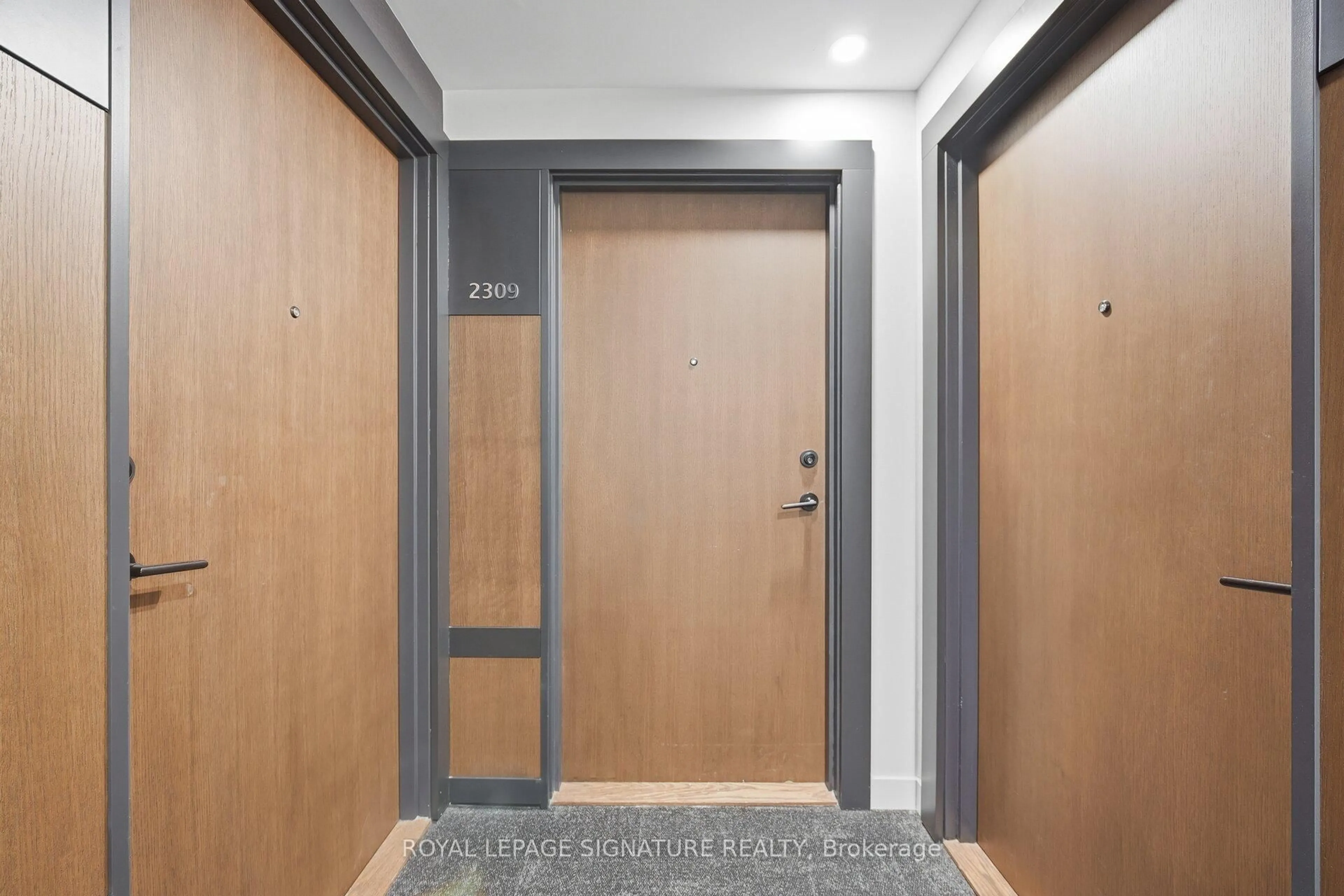 Indoor foyer for 4065 Confederation Pkwy #2309, Mississauga Ontario L5B 0L4