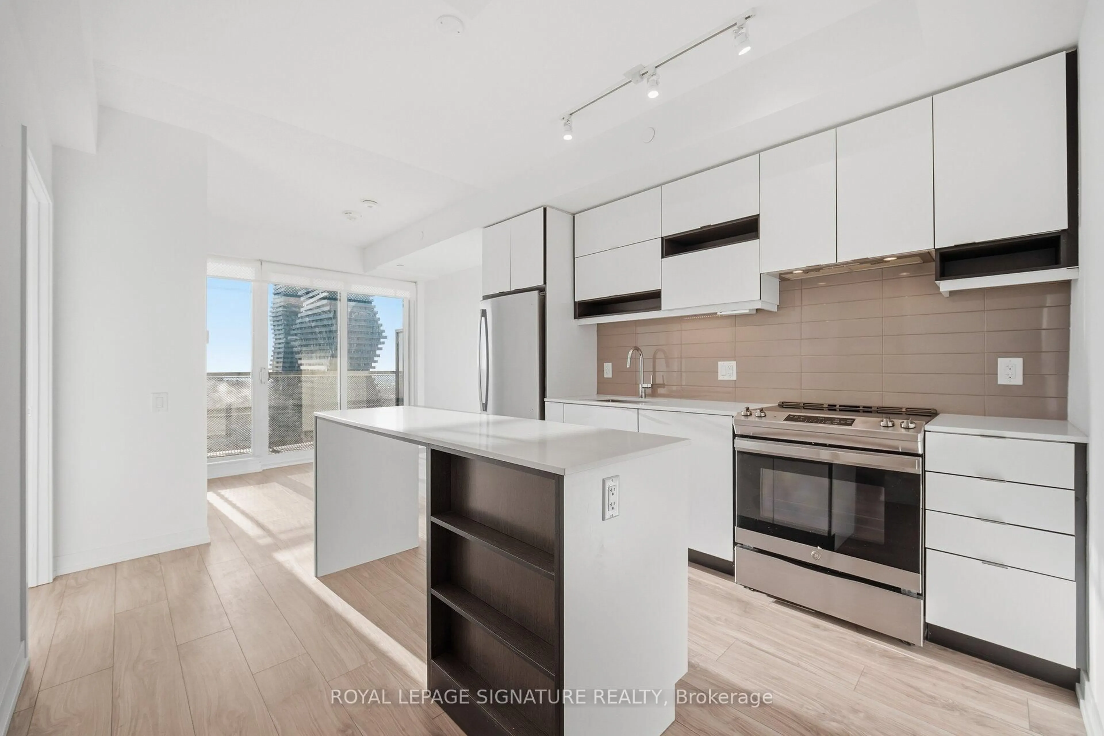 Open concept kitchen, unknown for 4065 Confederation Pkwy #2309, Mississauga Ontario L5B 0L4