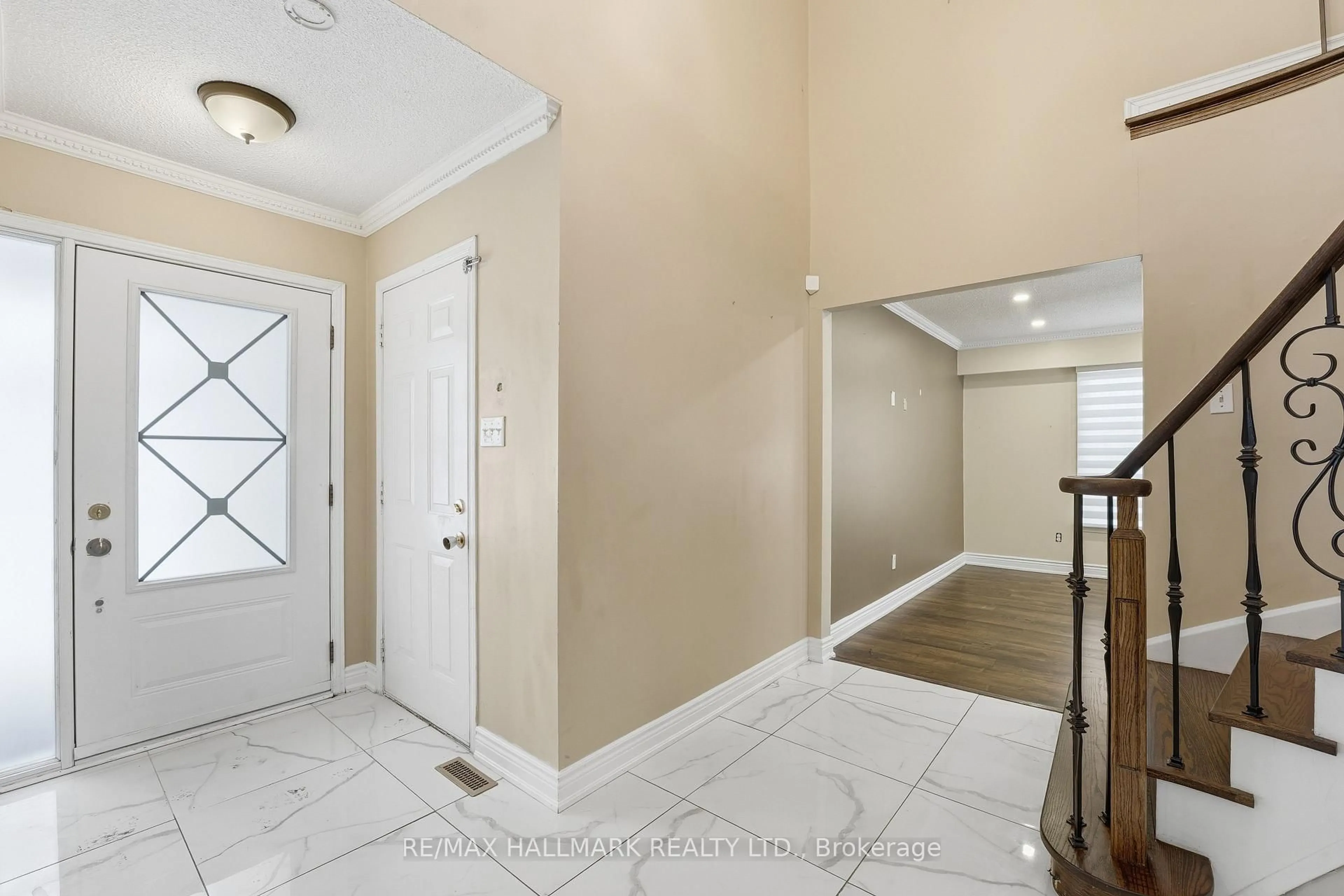 Indoor entryway for 92 Jaffa Dr, Brampton Ontario L6S 4C6
