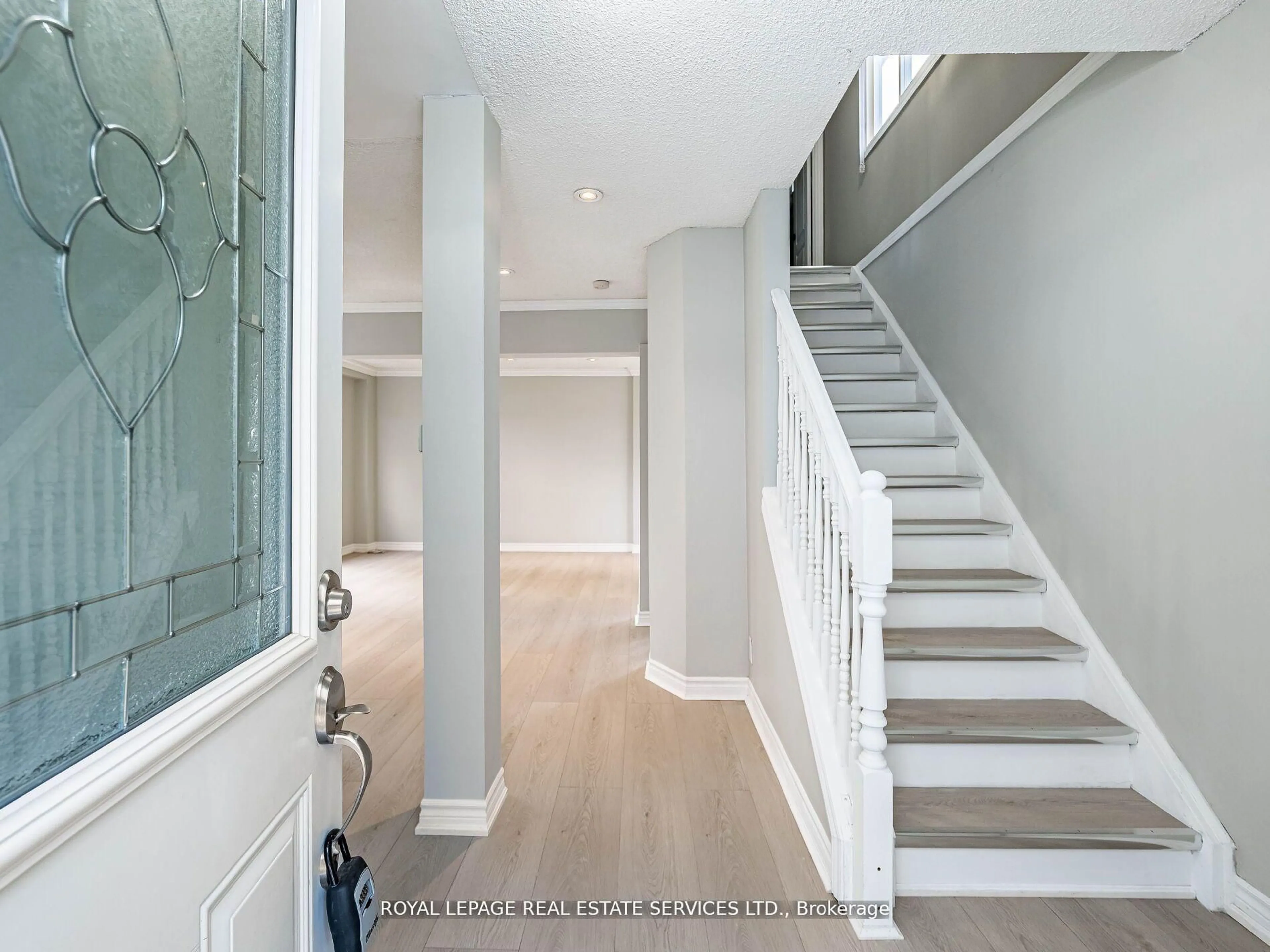 Indoor entryway for 20 Handel Crt, Brampton Ontario L6S 1Y4