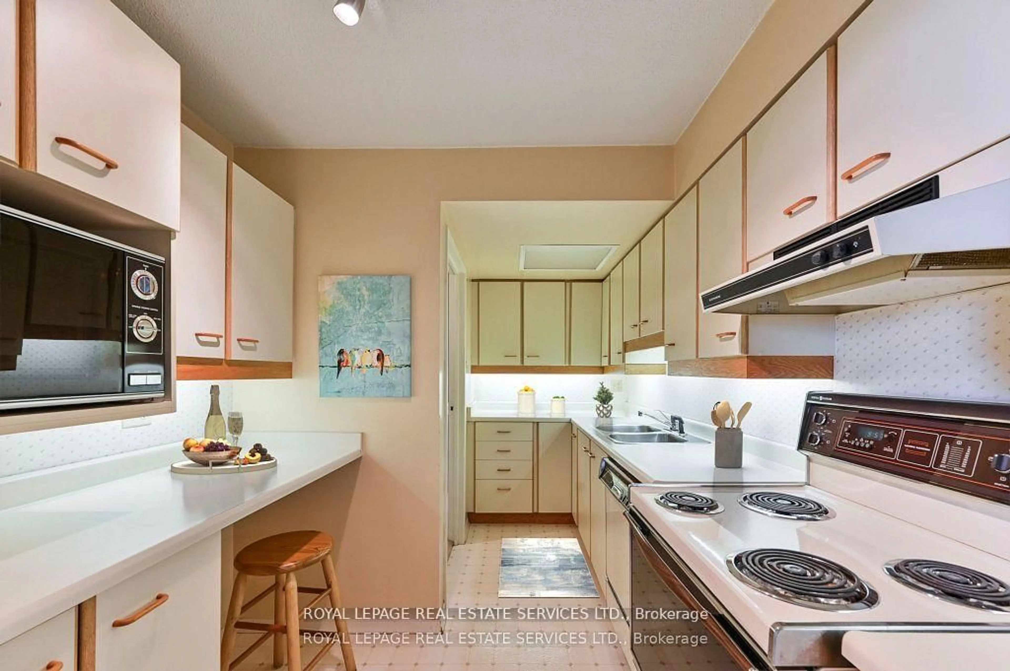 Standard kitchen, ceramic/tile floor for 284 Mill Rd #PH 8, Toronto Ontario M9C 4W6