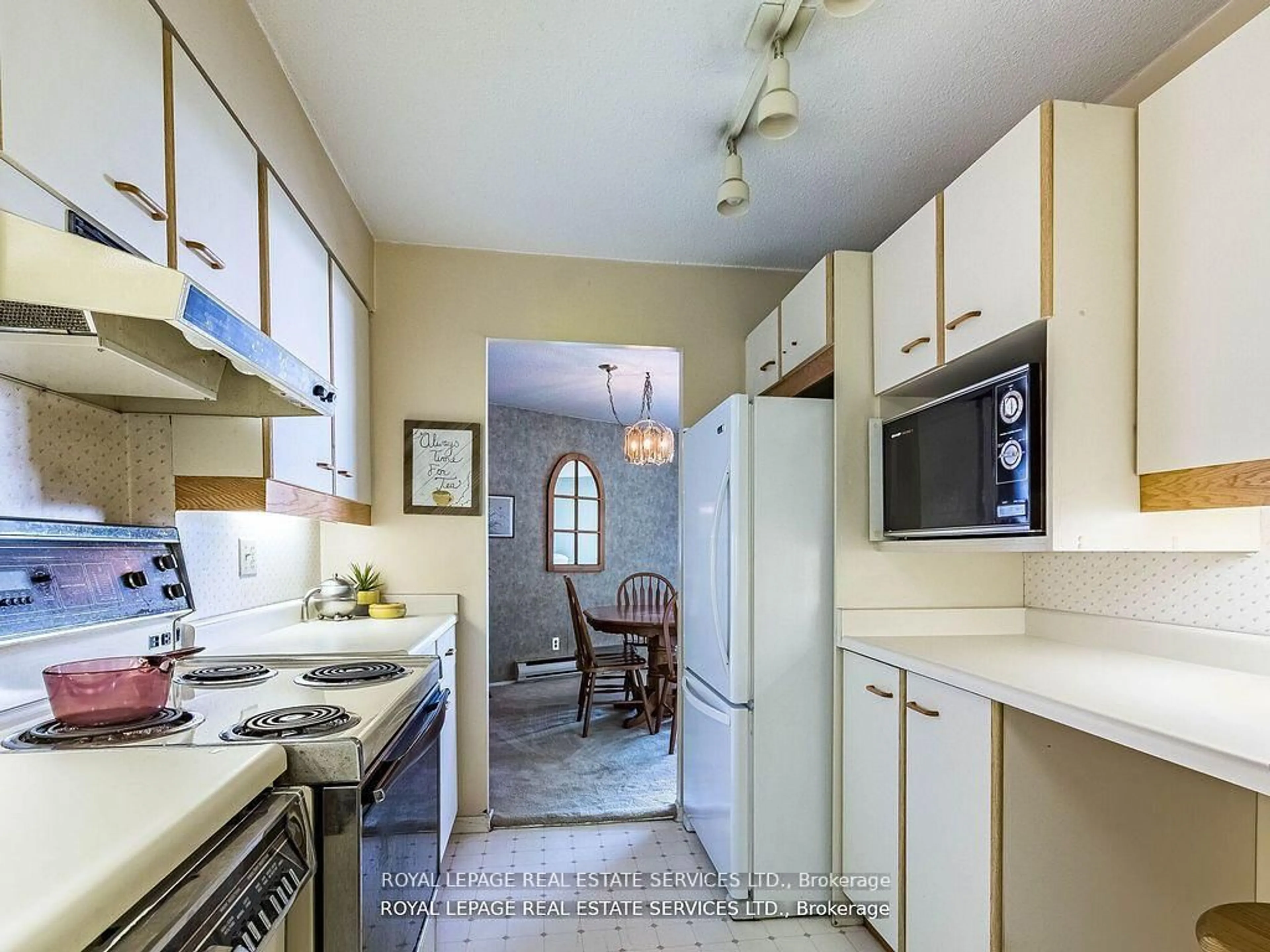 Standard kitchen, ceramic/tile floor for 284 Mill Rd #PH 8, Toronto Ontario M9C 4W6