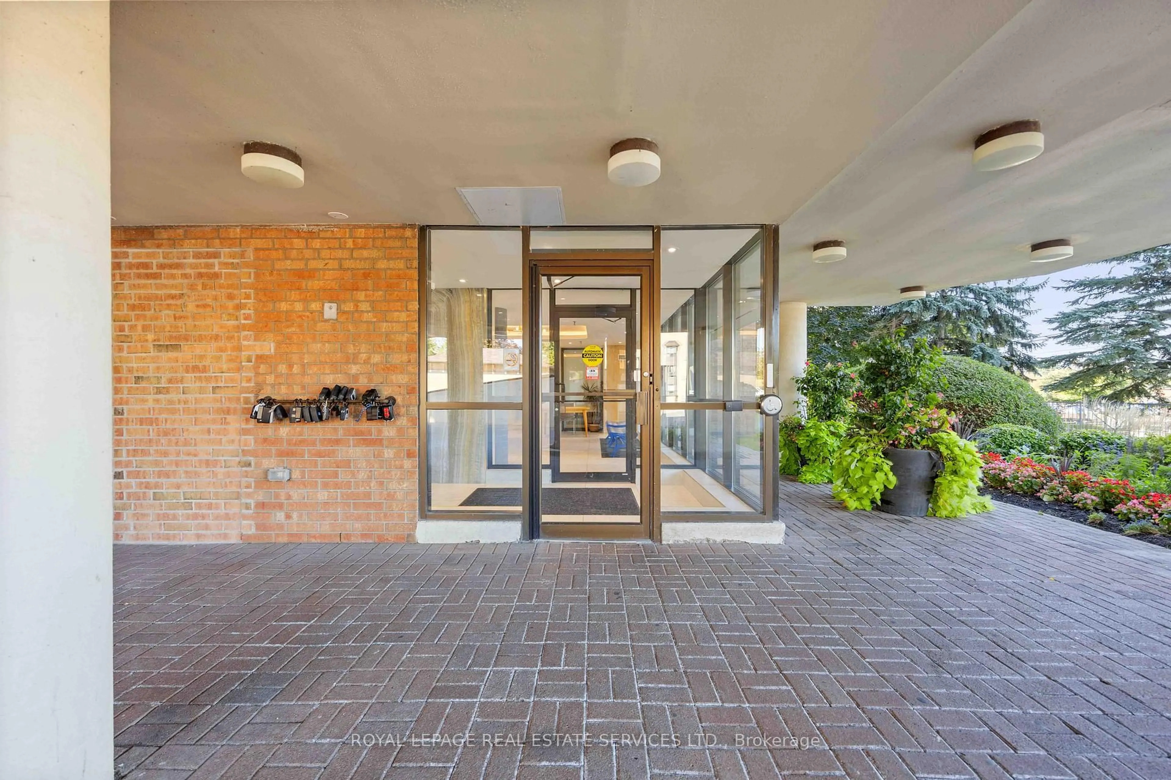 Indoor foyer for 3845 Lake Shore Blvd #1410, Toronto Ontario M8W 4Y3