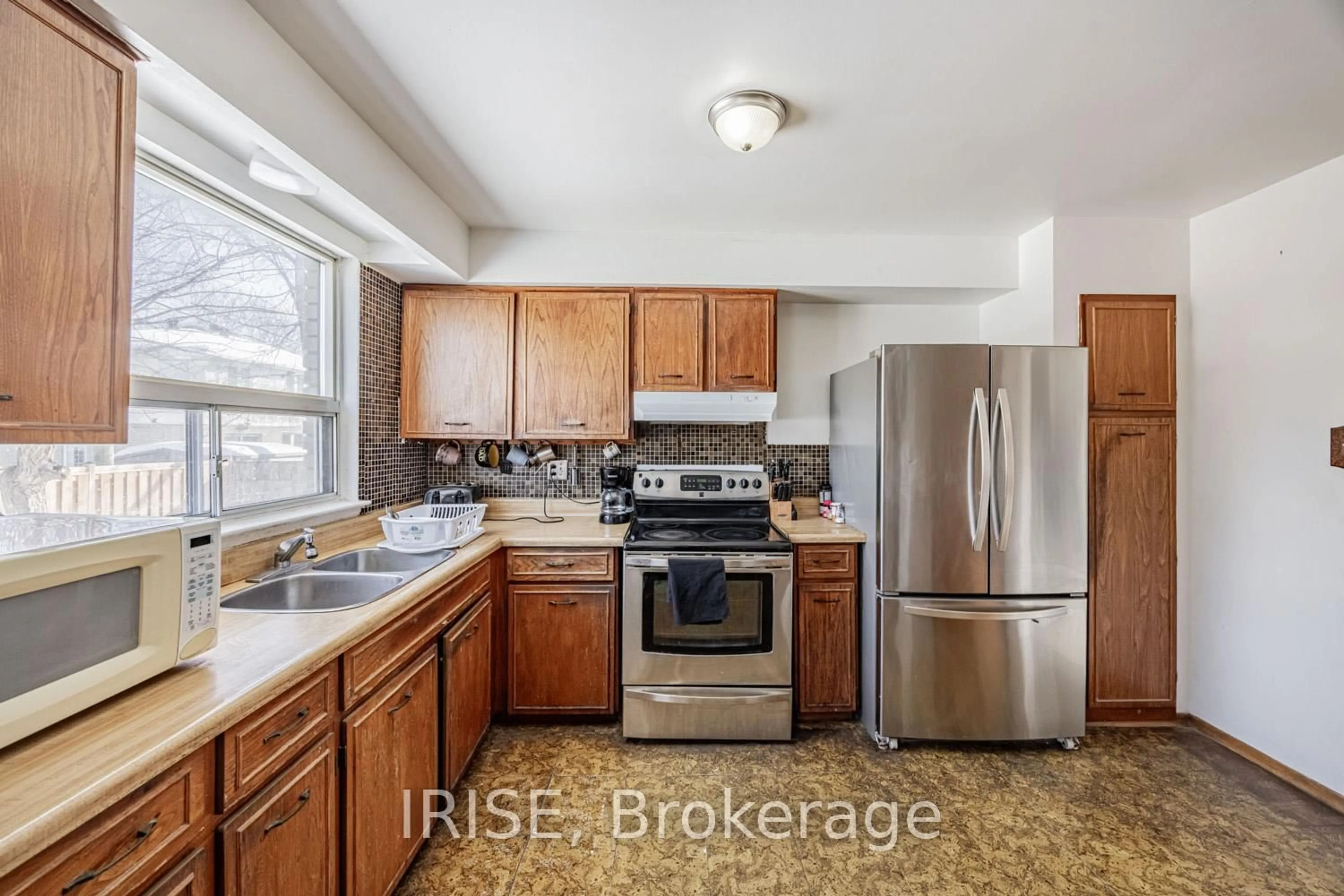Standard kitchen, unknown for 1223 Napier Cres, Oakville Ontario L6H 2A5