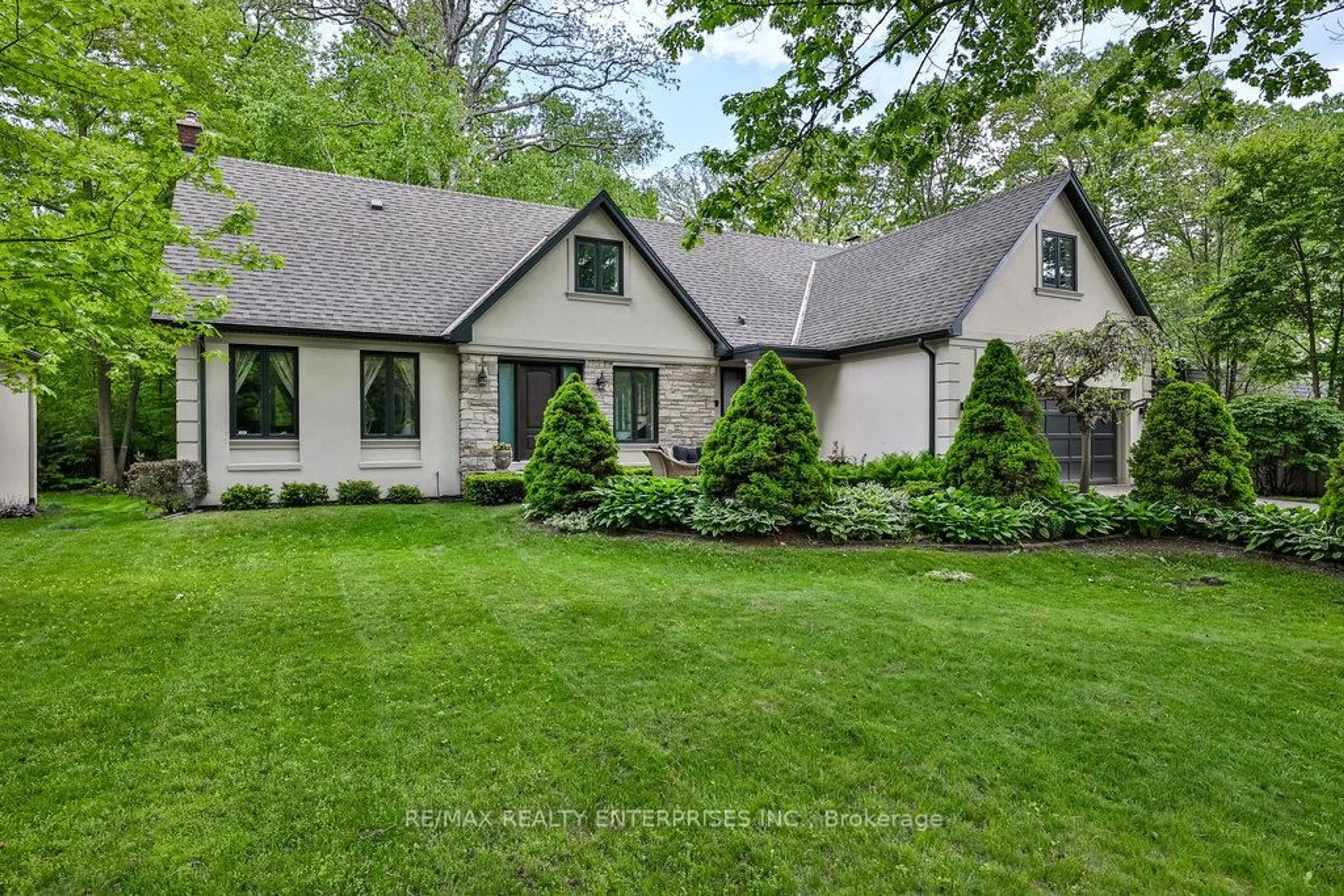 Home with brick exterior material, street for 208 Mineola Rd, Mississauga Ontario L5G 2C7