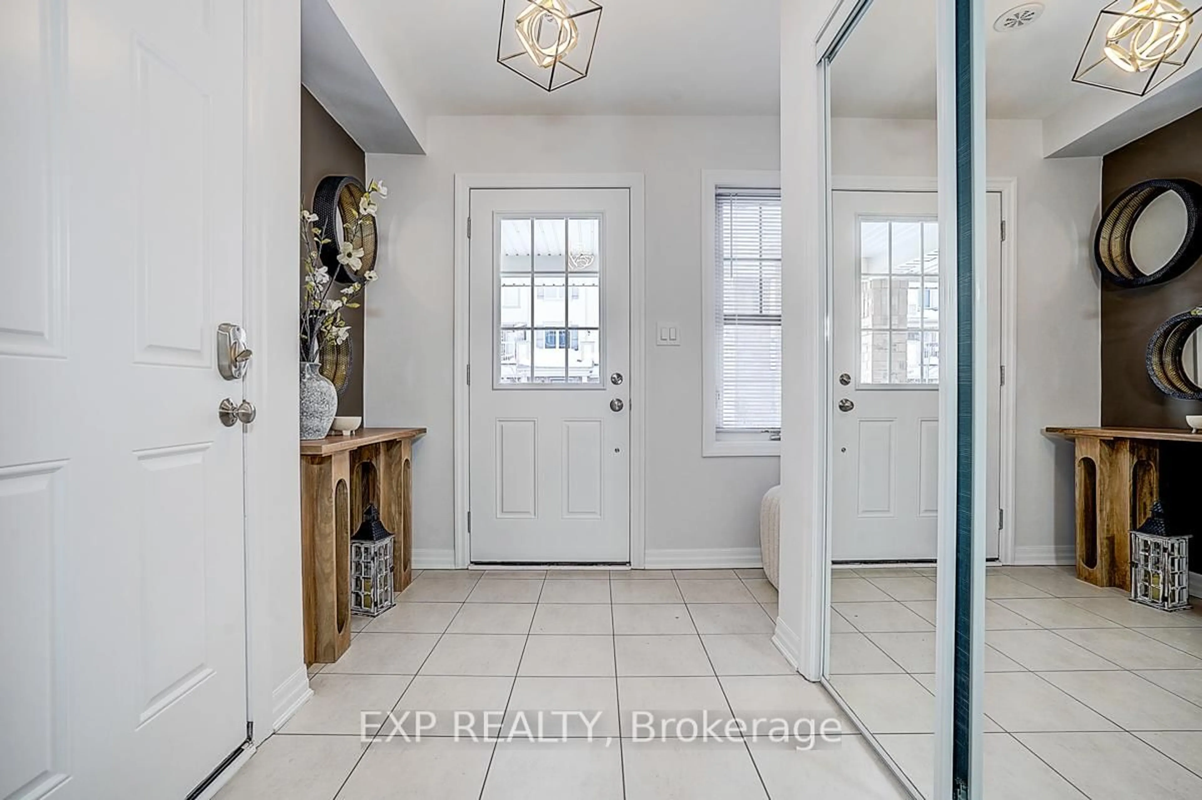 Indoor entryway for 62 Bond Head Crt, Milton Ontario L9E 1G4