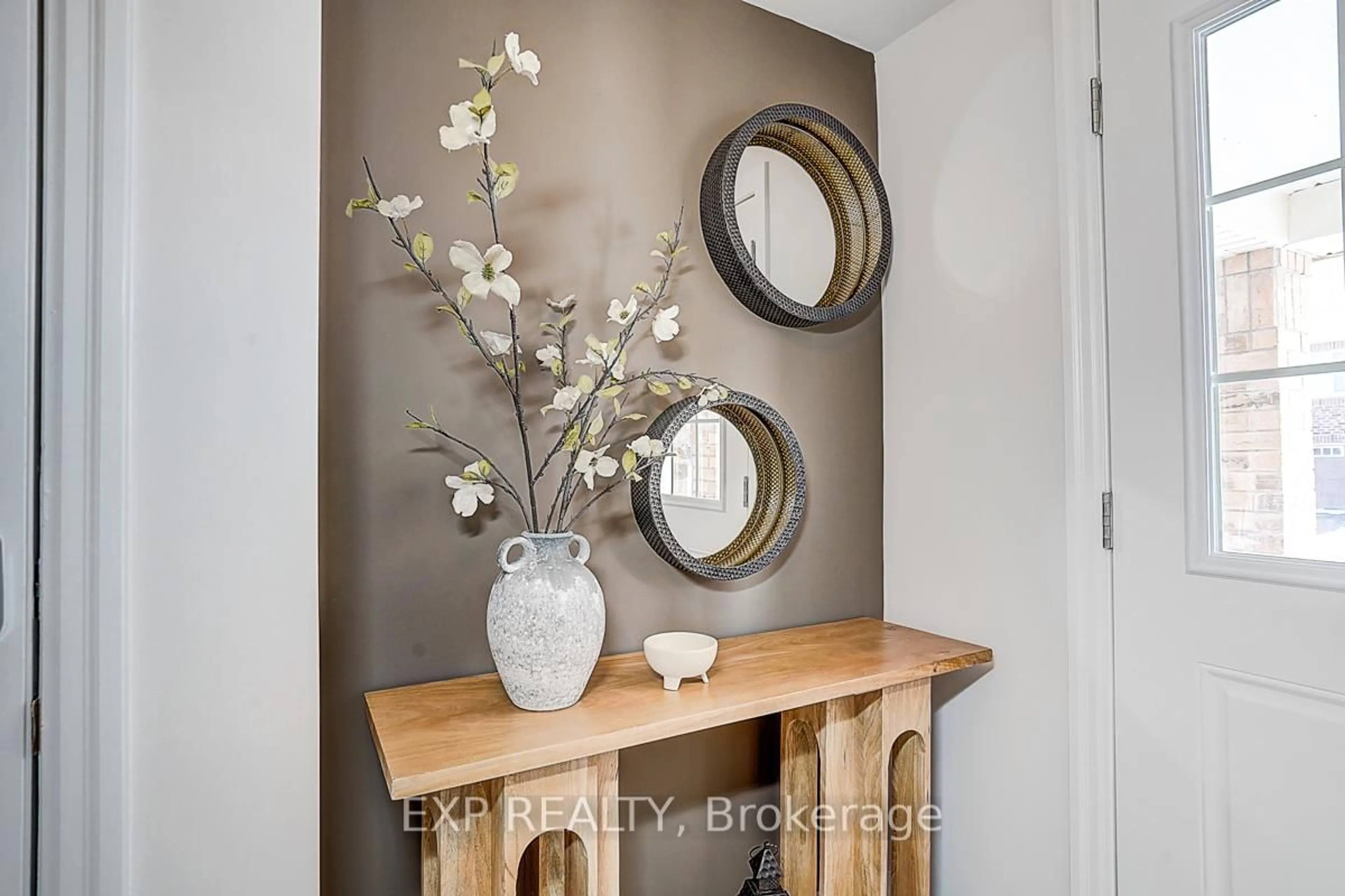 Indoor entryway for 62 Bond Head Crt, Milton Ontario L9E 1G4