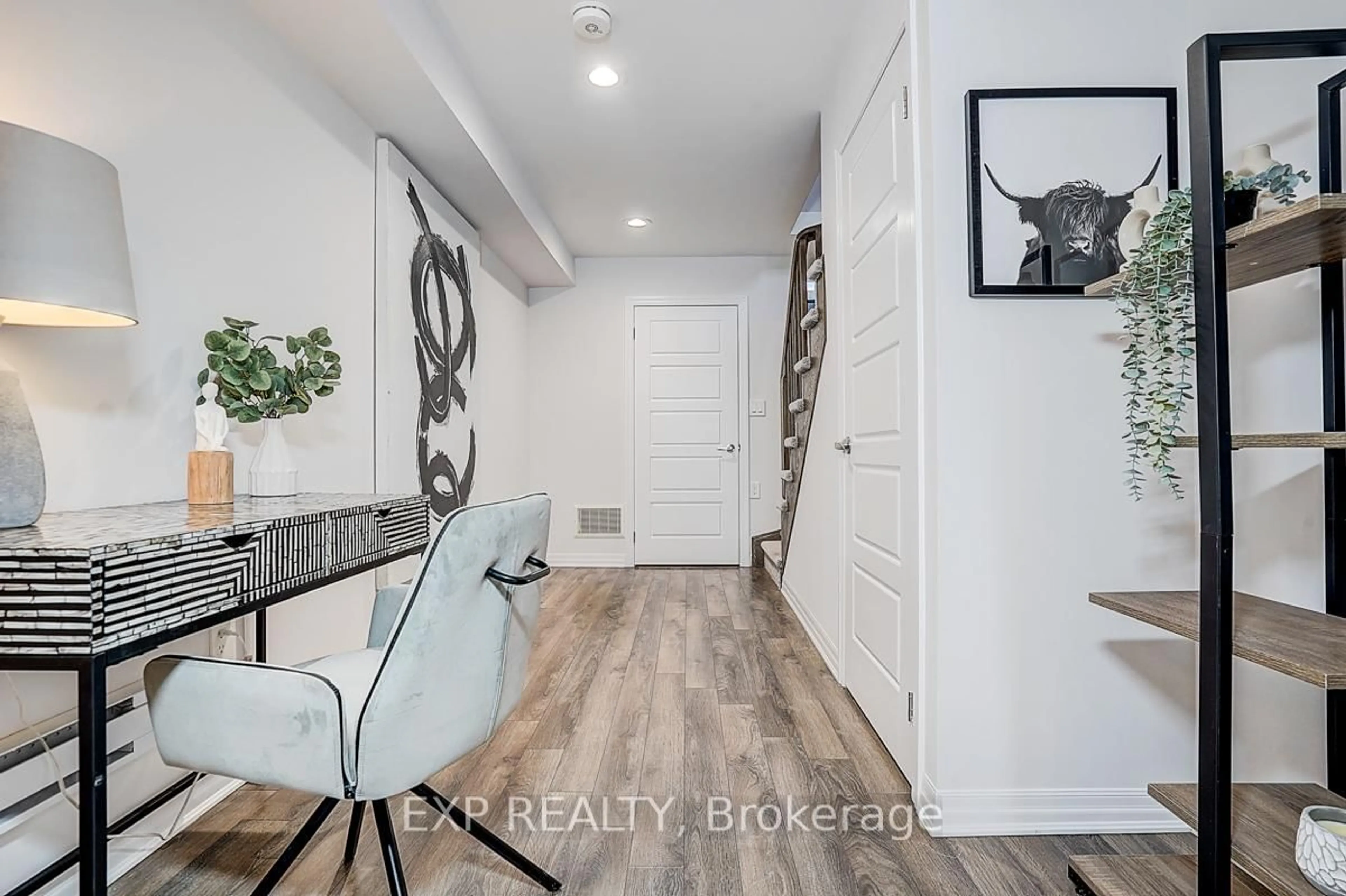 Indoor entryway for 62 Bond Head Crt, Milton Ontario L9E 1G4