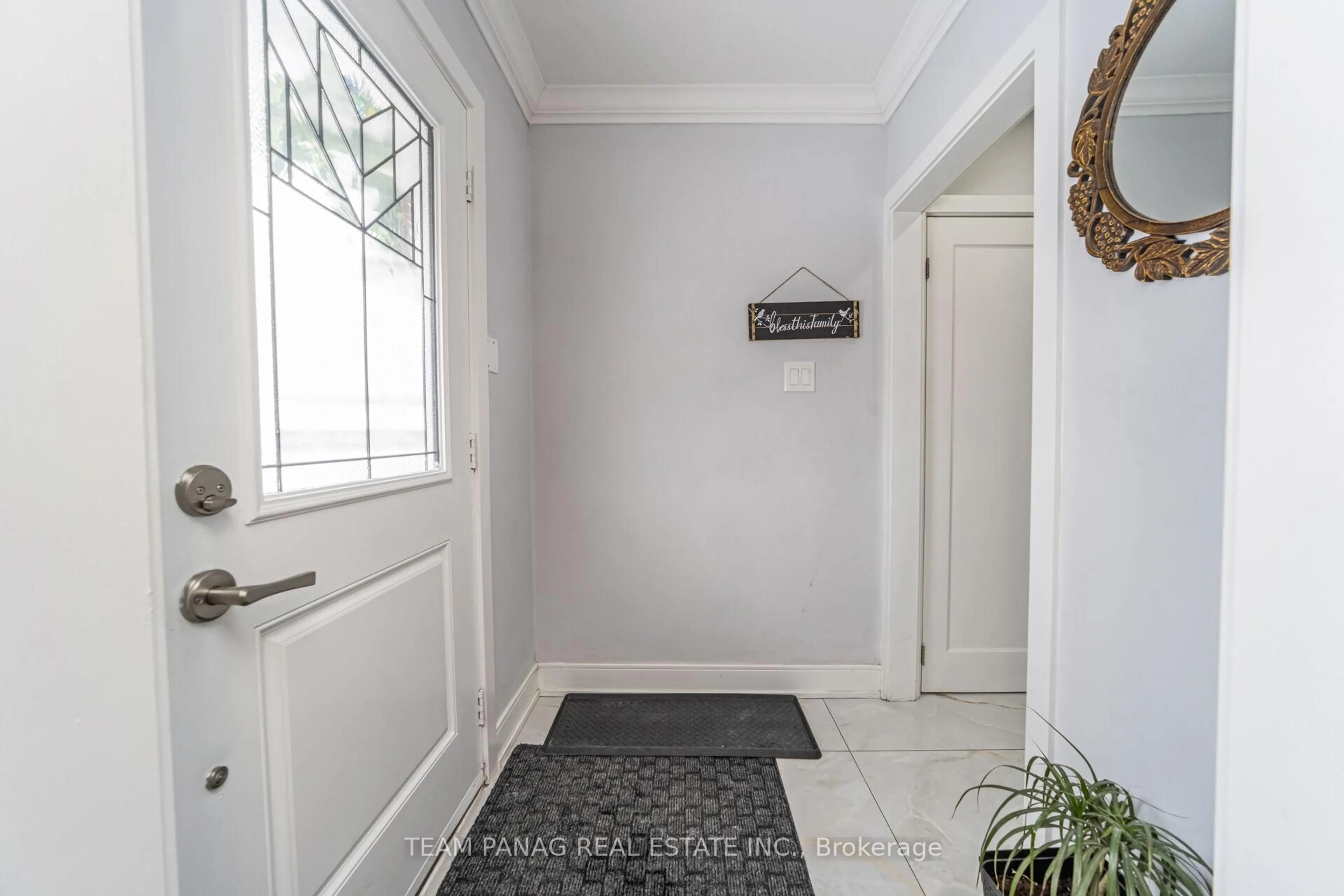 Indoor entryway for 8 Benton St, Brampton Ontario L6W 3B9