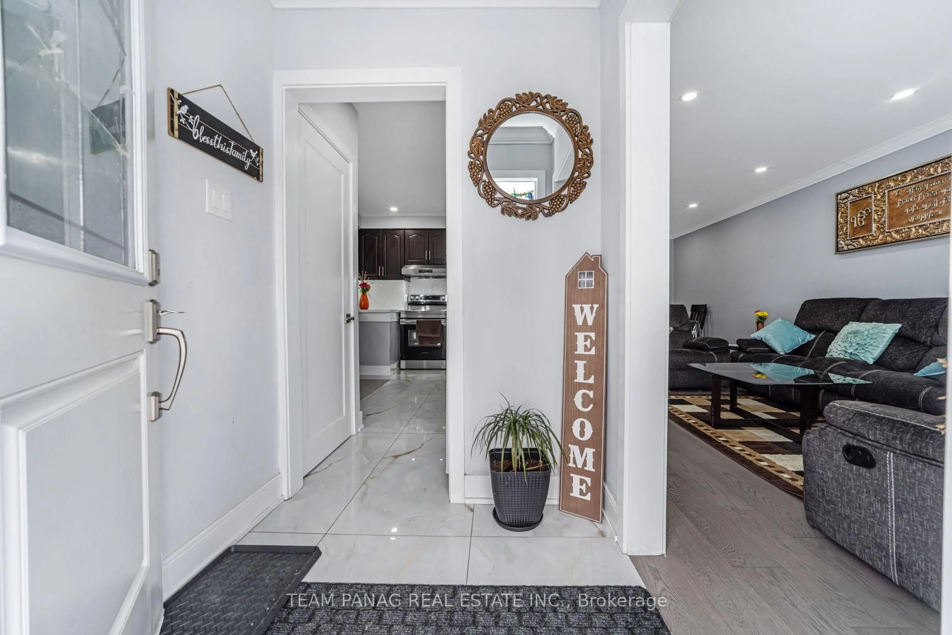 Indoor foyer for 8 Benton St, Brampton Ontario L6W 3B9