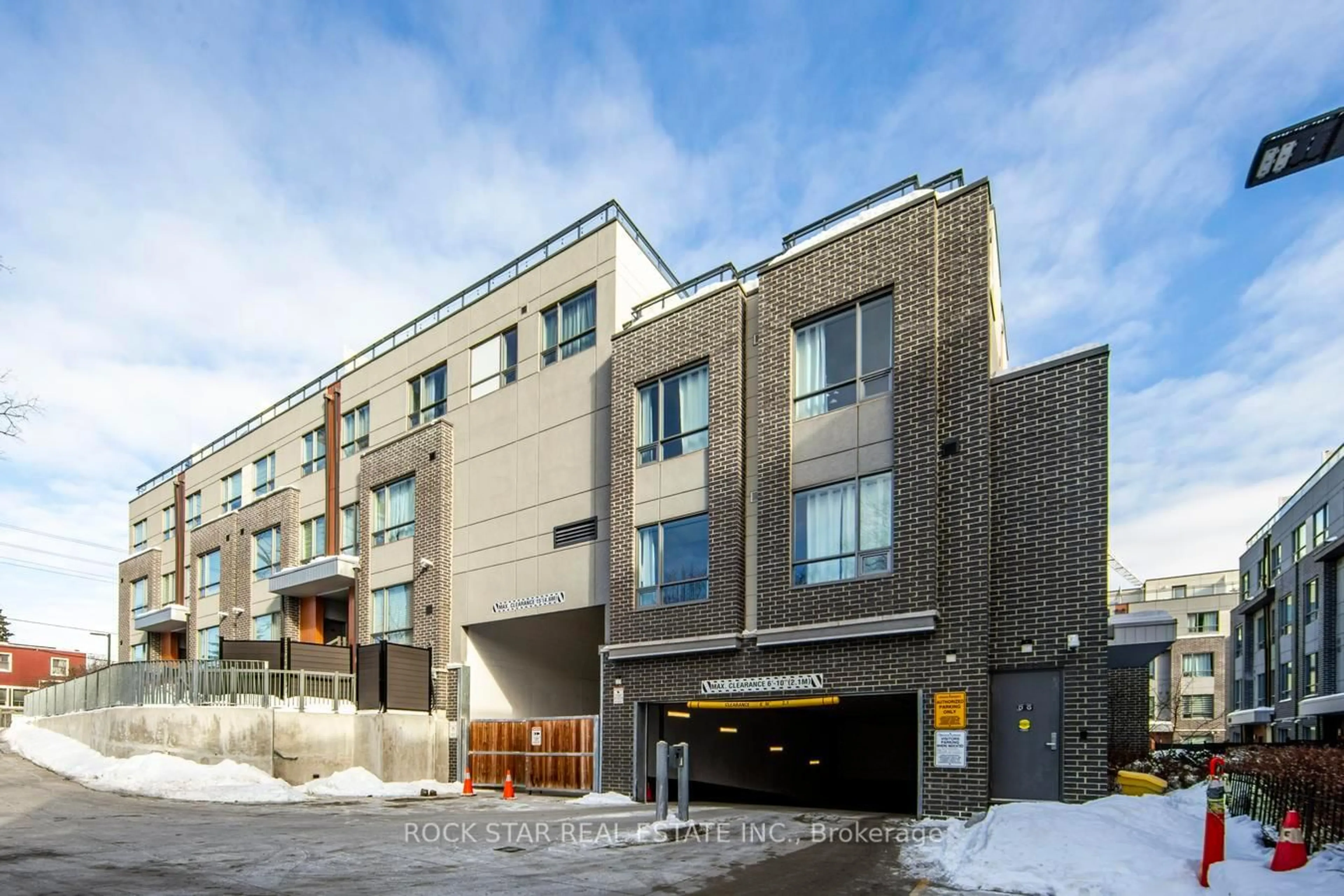 Patio, building for 670 Atwater Ave #16, Mississauga Ontario L5G 0B6