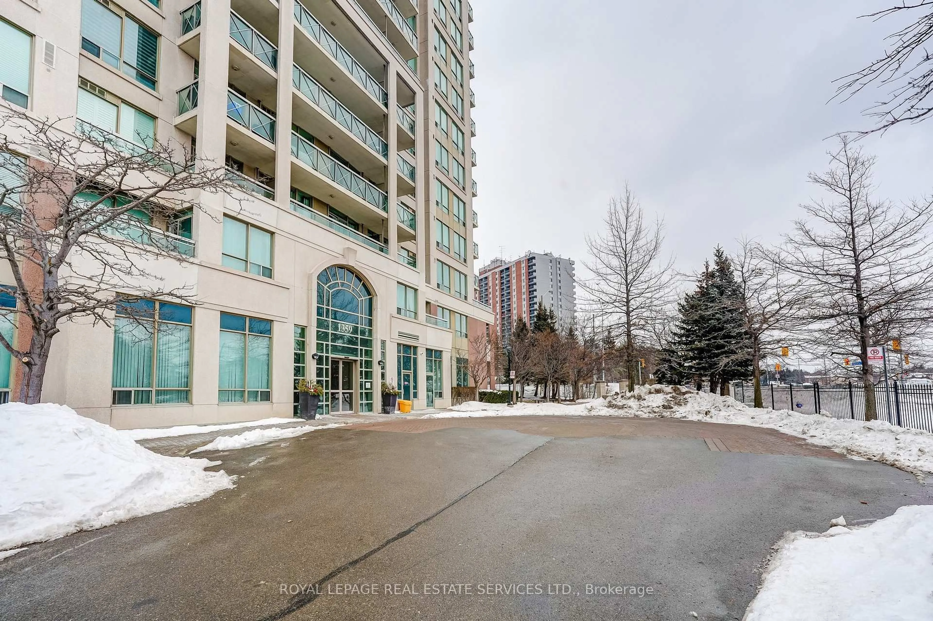 Indoor foyer for 1359 Rathburn Rd #1106, Mississauga Ontario L4W 5P7