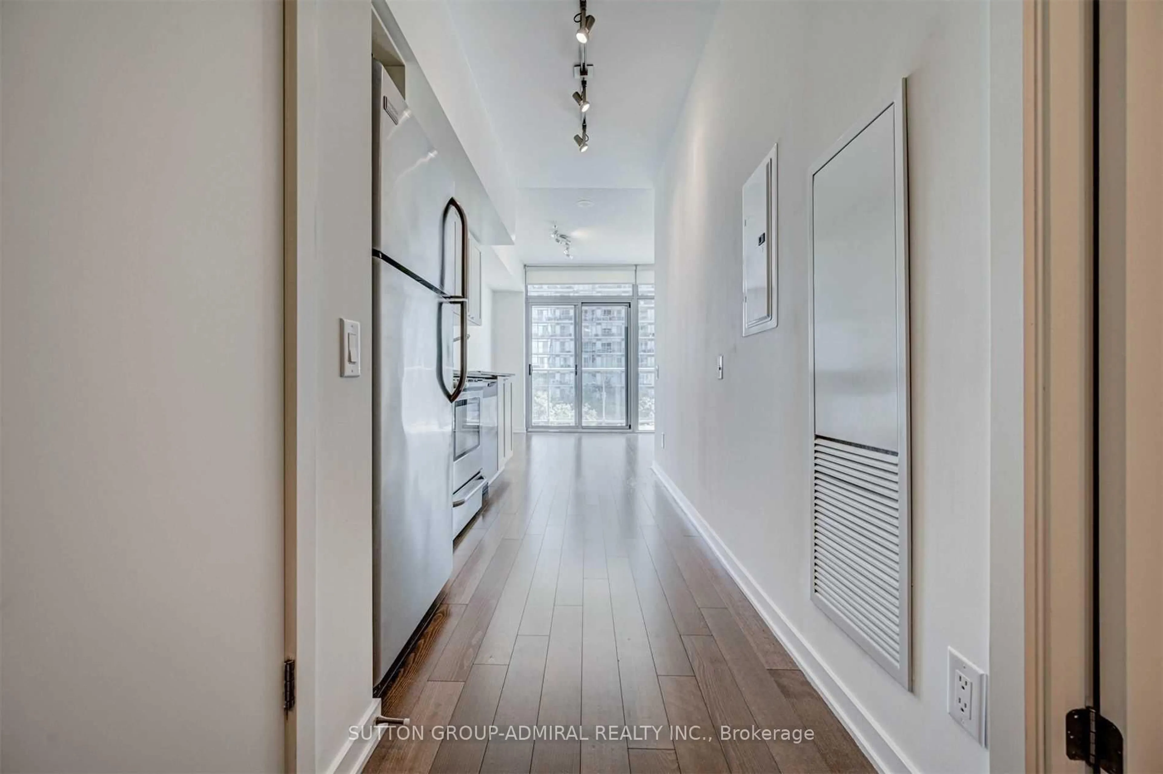 Indoor entryway for 105 The Queensway Ave #413, Toronto Ontario M6S 5B5