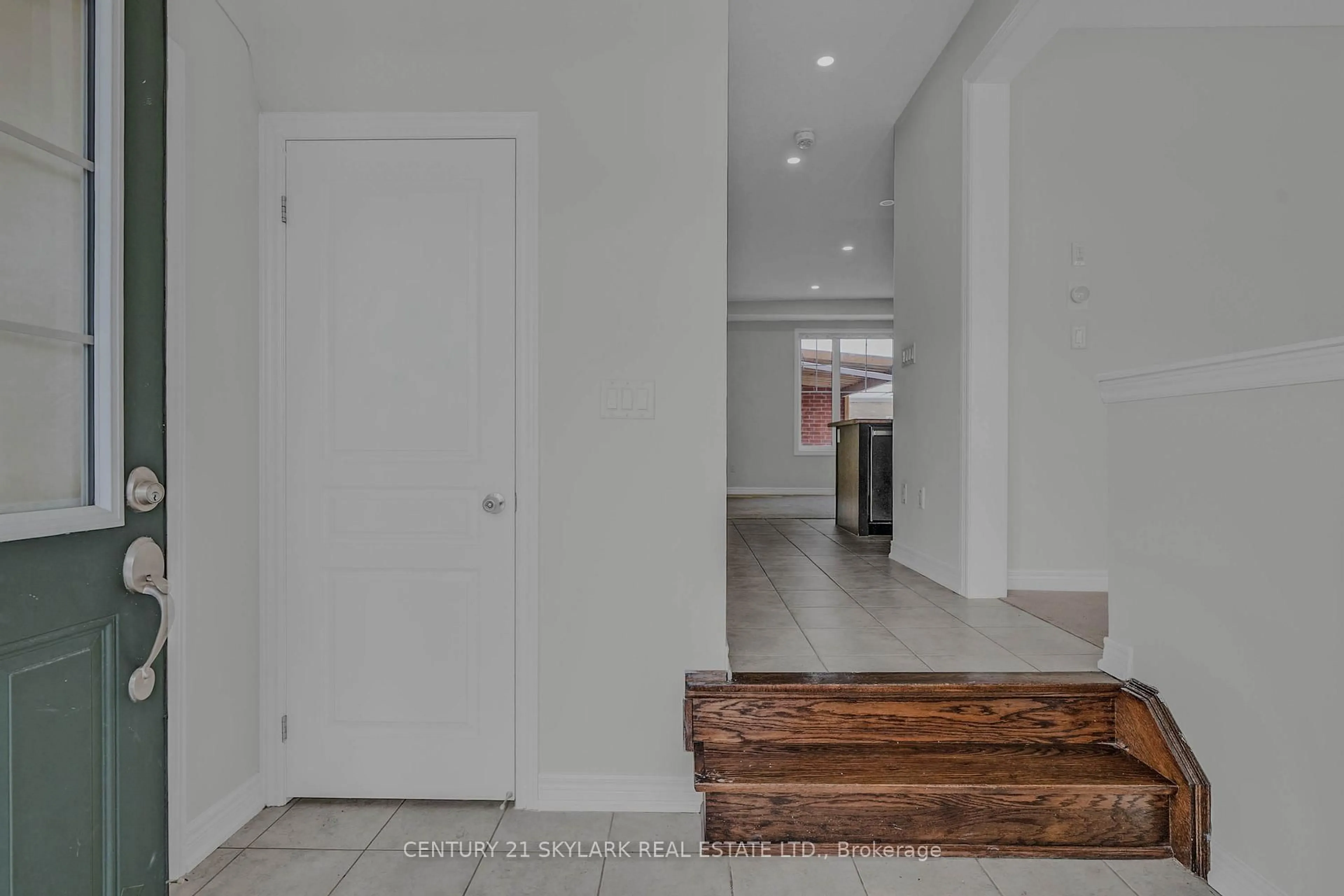 Indoor entryway for 4 Primo Rd, Brampton Ontario L7A 3Y1