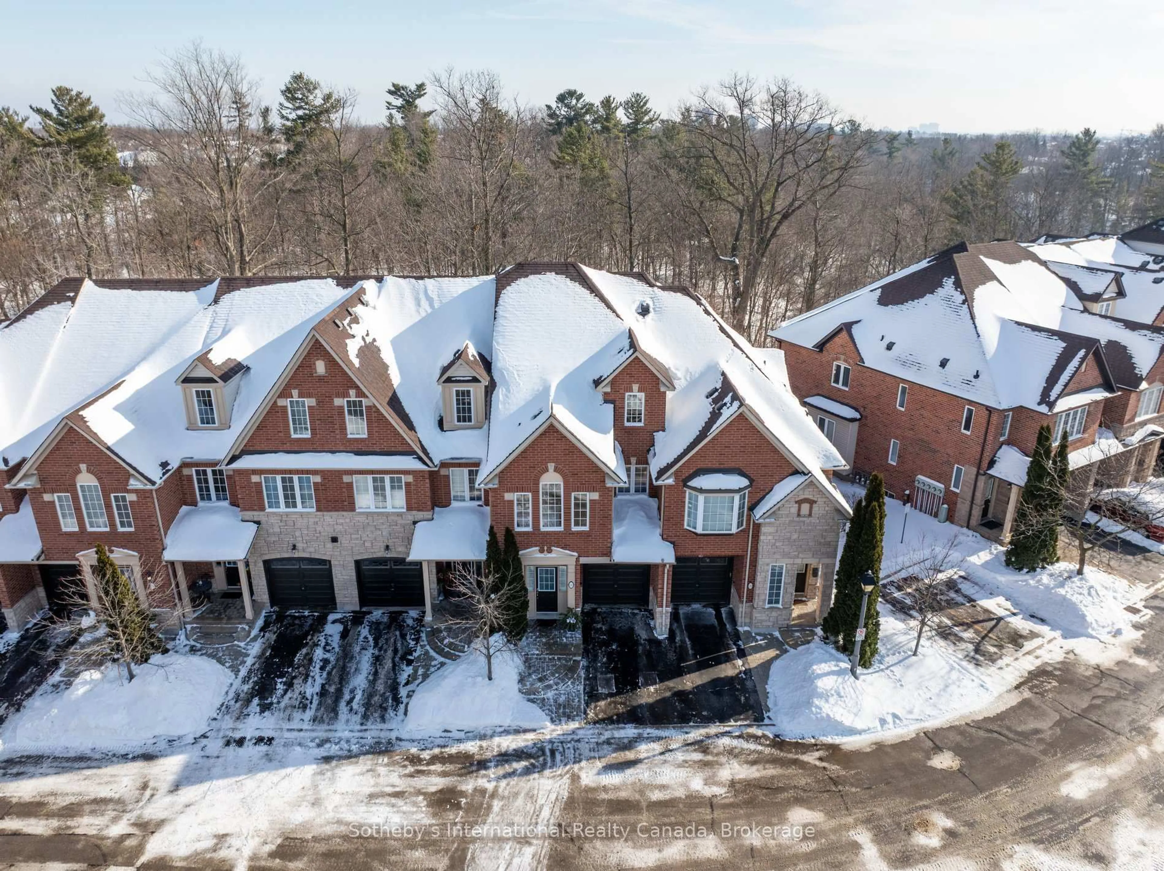 A pic from outside/outdoor area/front of a property/back of a property/a pic from drone, street for 300 Ravineview Way #21, Oakville Ontario L6H 7J1