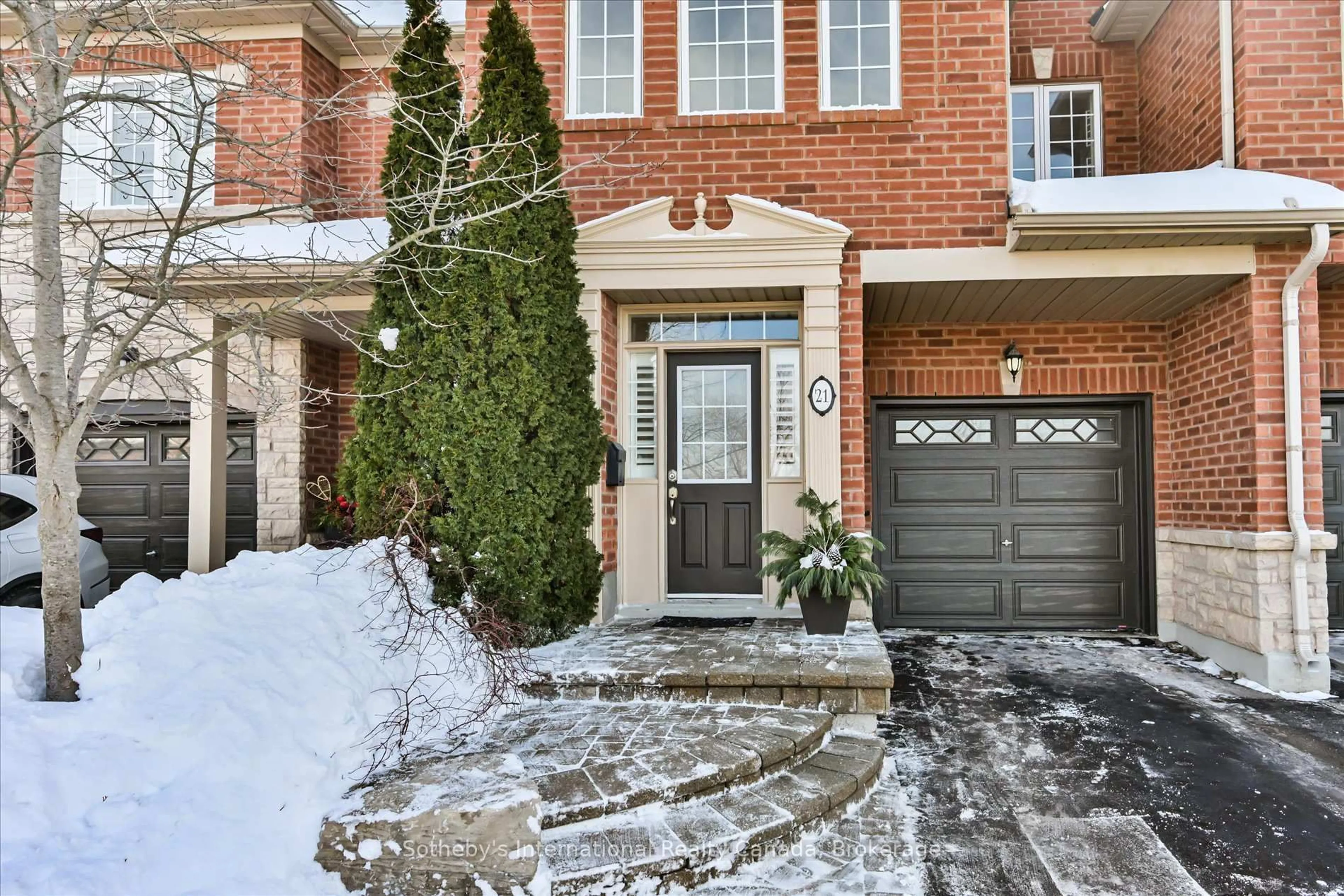 Home with brick exterior material, street for 300 Ravineview Way #21, Oakville Ontario L6H 7J1