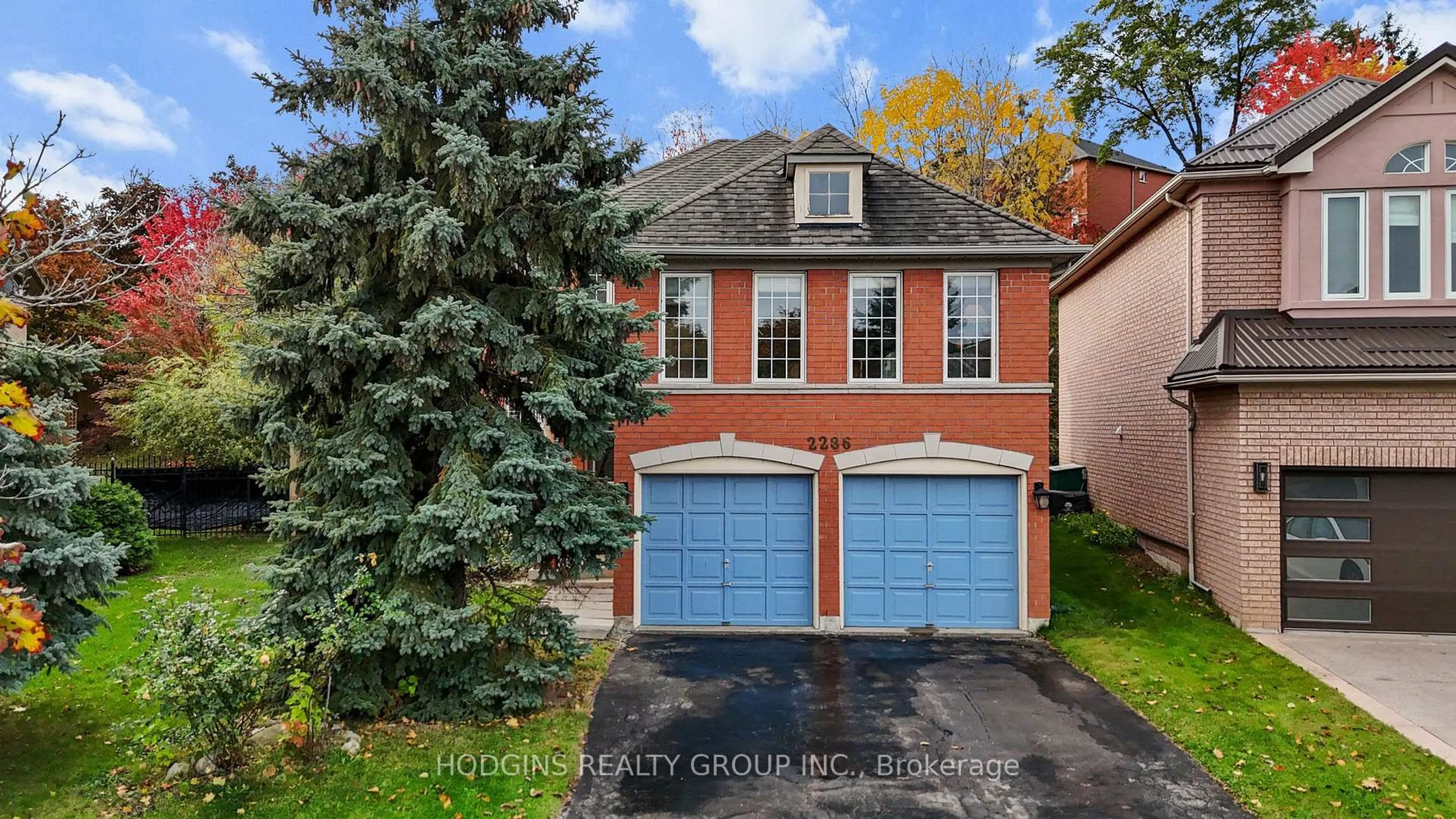 Home with brick exterior material, street for 2286 Yorktown Circ, Mississauga Ontario L5M 5Y1