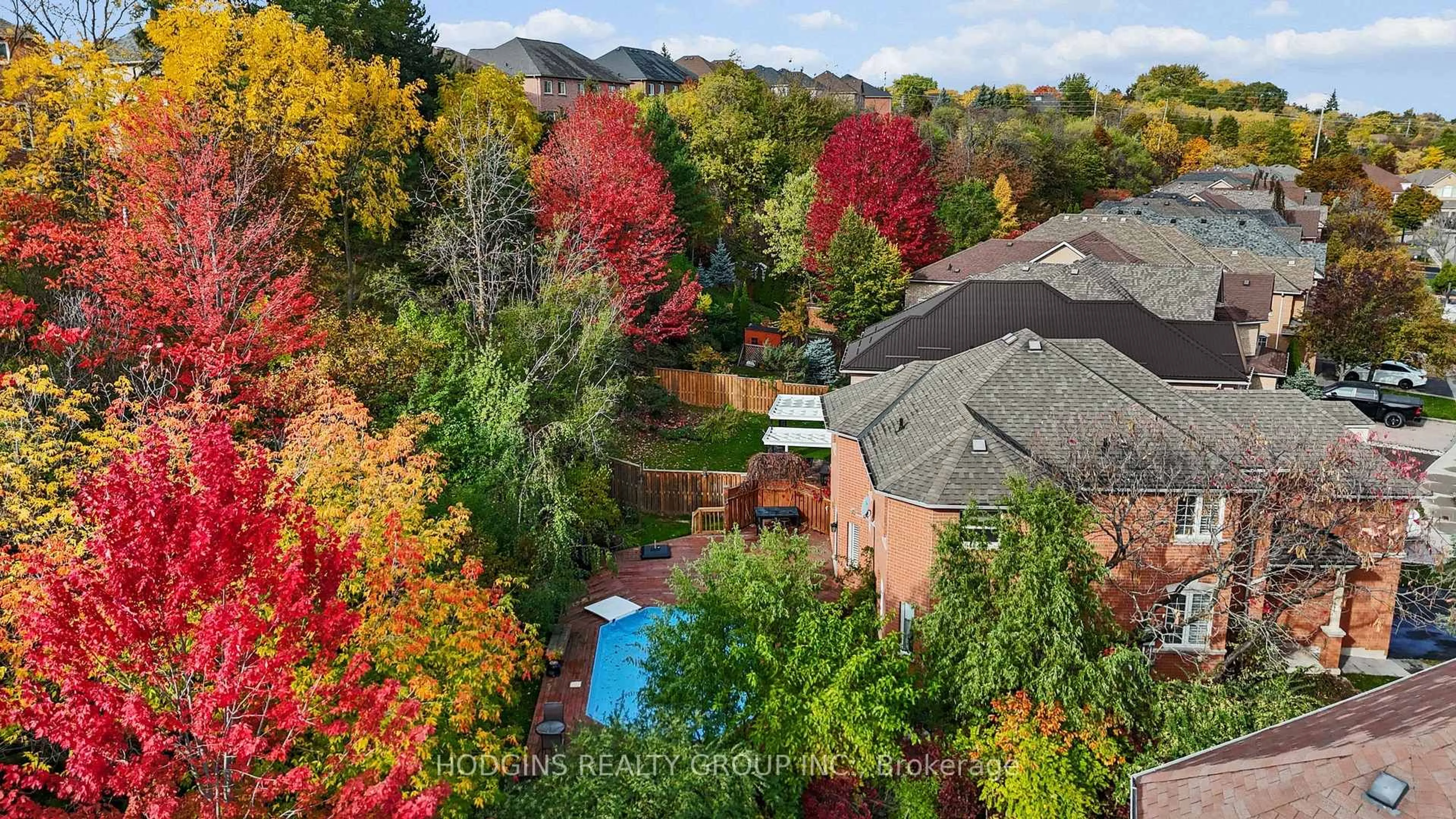 A pic from outside/outdoor area/front of a property/back of a property/a pic from drone, unknown for 2286 Yorktown Circ, Mississauga Ontario L5M 5Y1