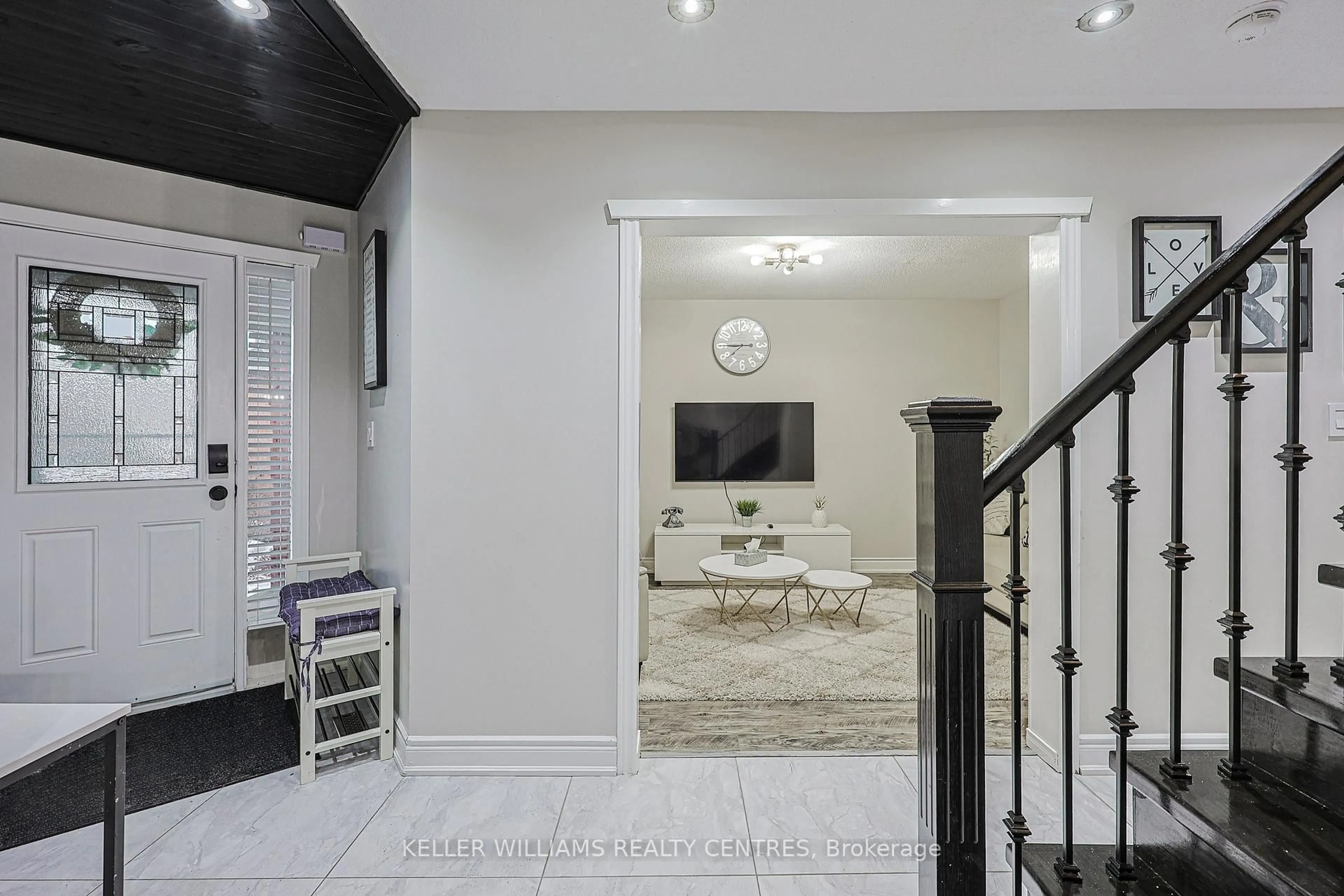 Indoor entryway for 325 Marshall Cres, Orangeville Ontario L9W 4Y3